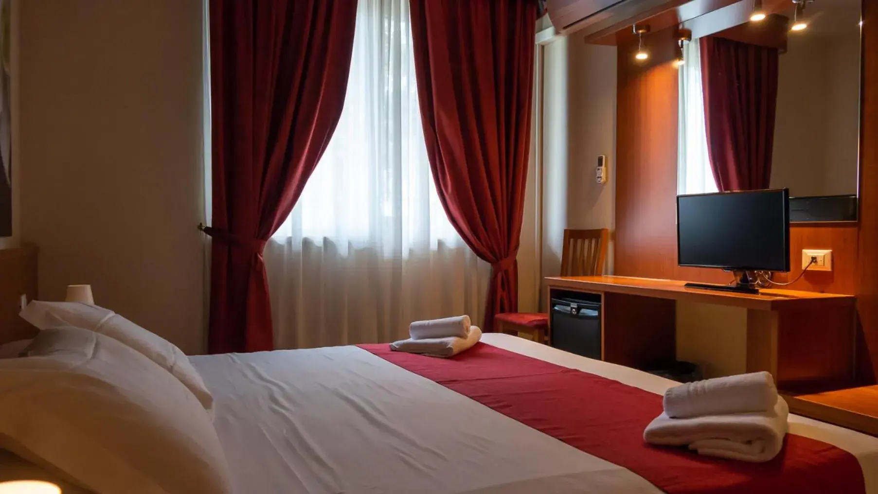 Bed, TV/Entertainment Center in Hotel Venezia Park