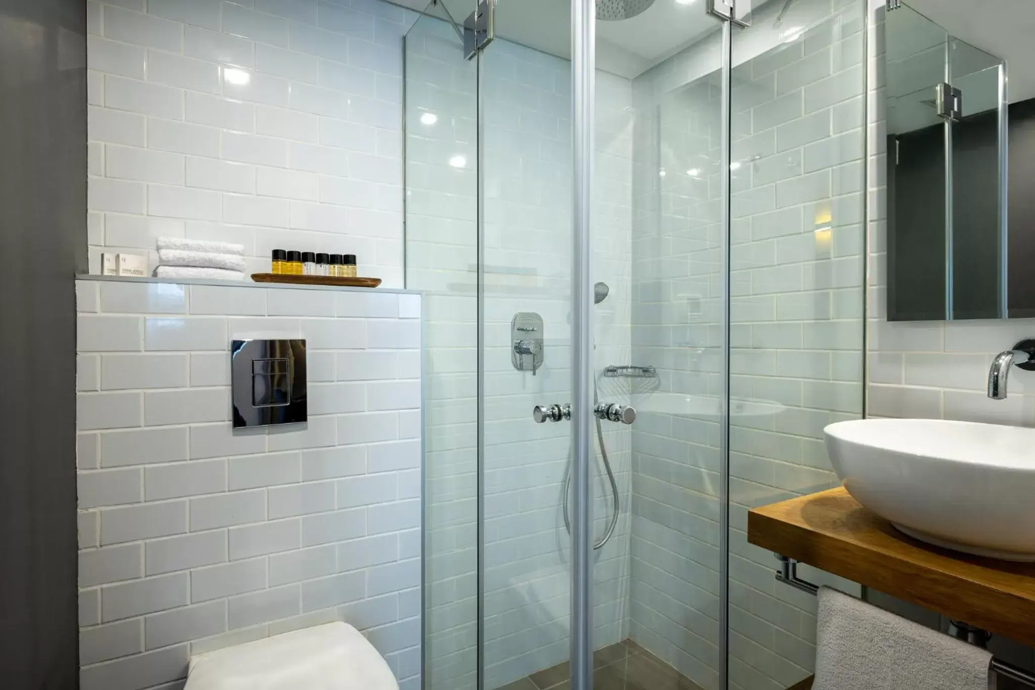 Shower, Bathroom in Prima City Hotel