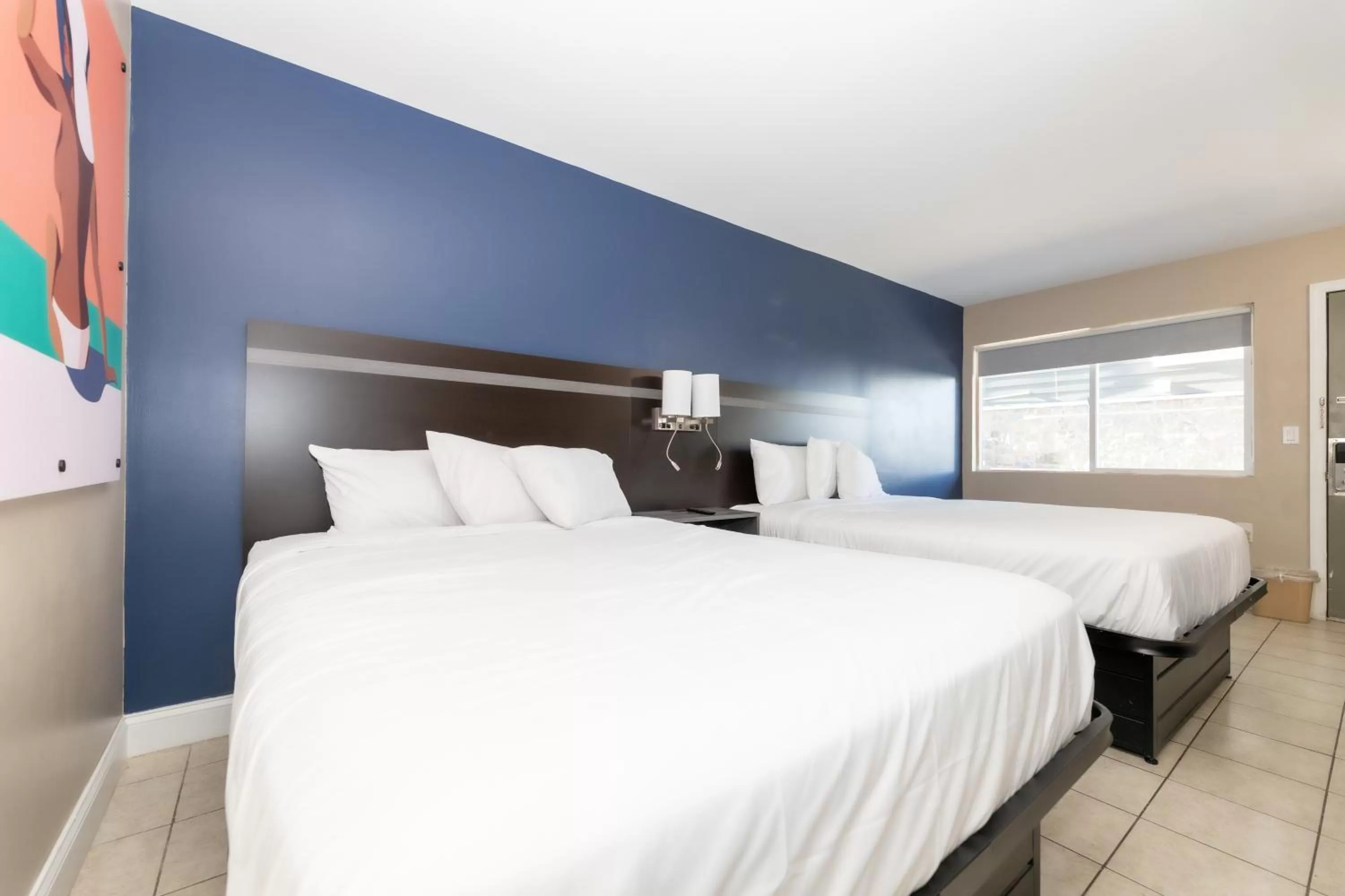 Photo of the whole room, Bed in Seaside Sands Inn