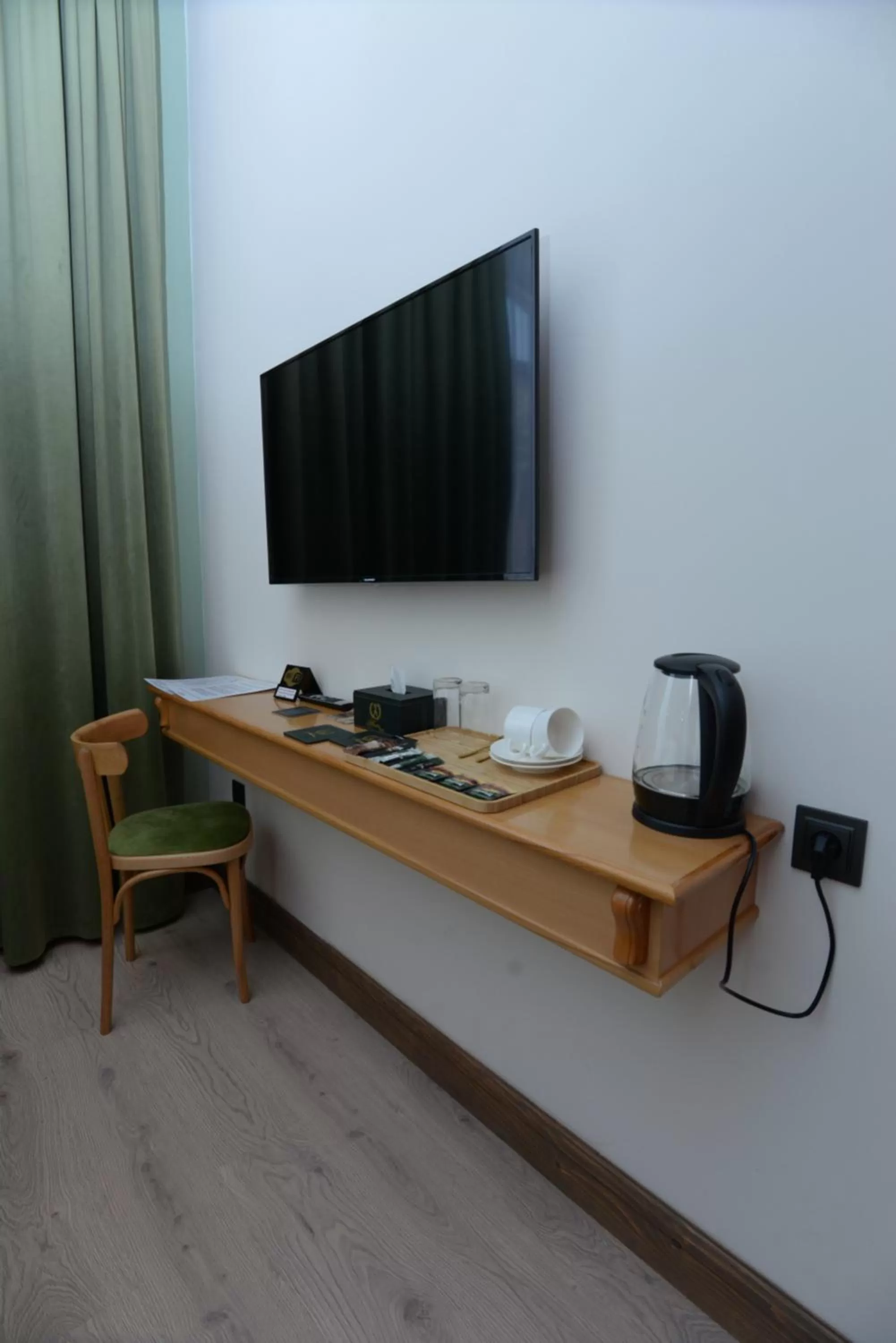 TV/Entertainment Center in Aratta