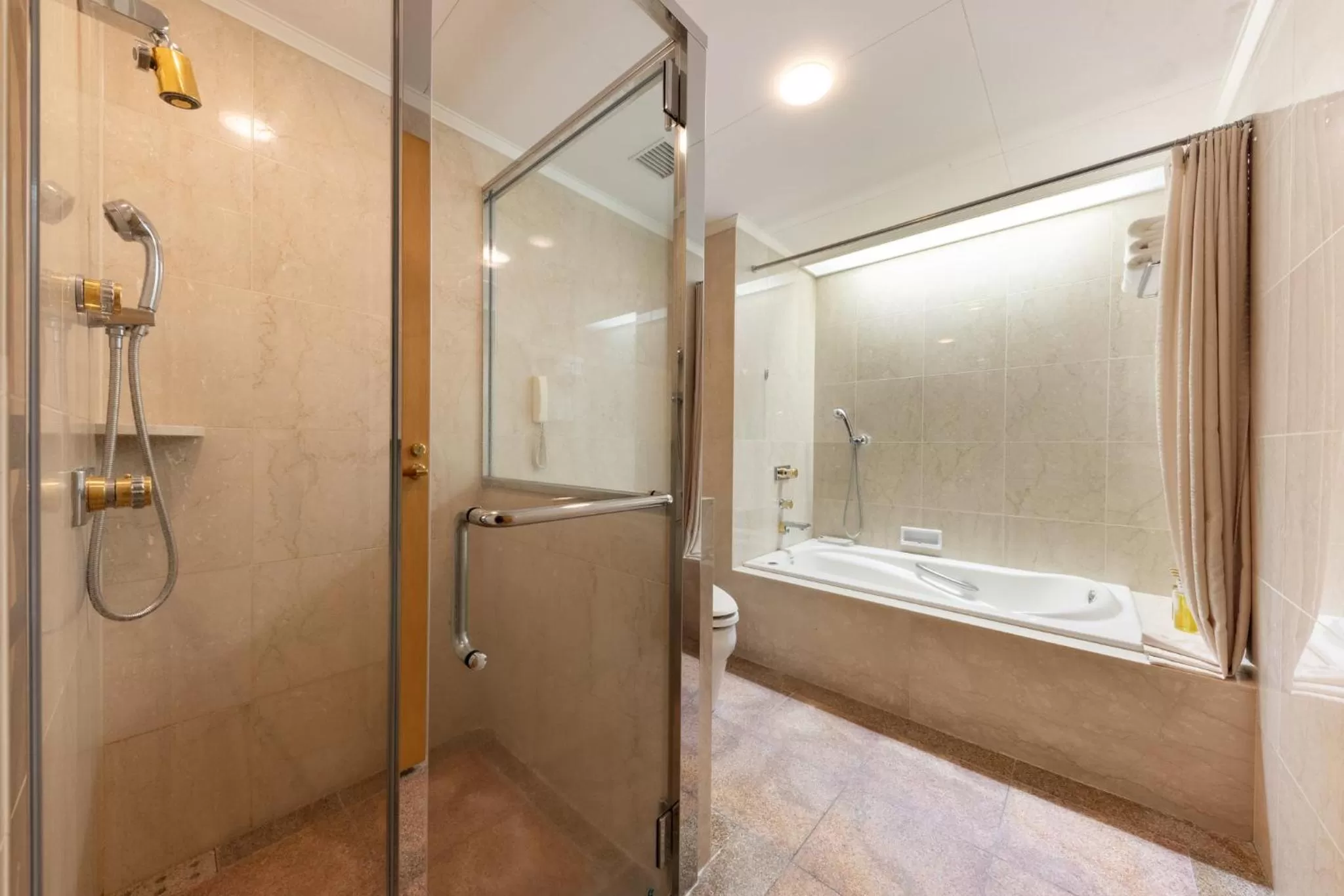 Photo of the whole room in ANA Crowne Plaza Toyama by IHG