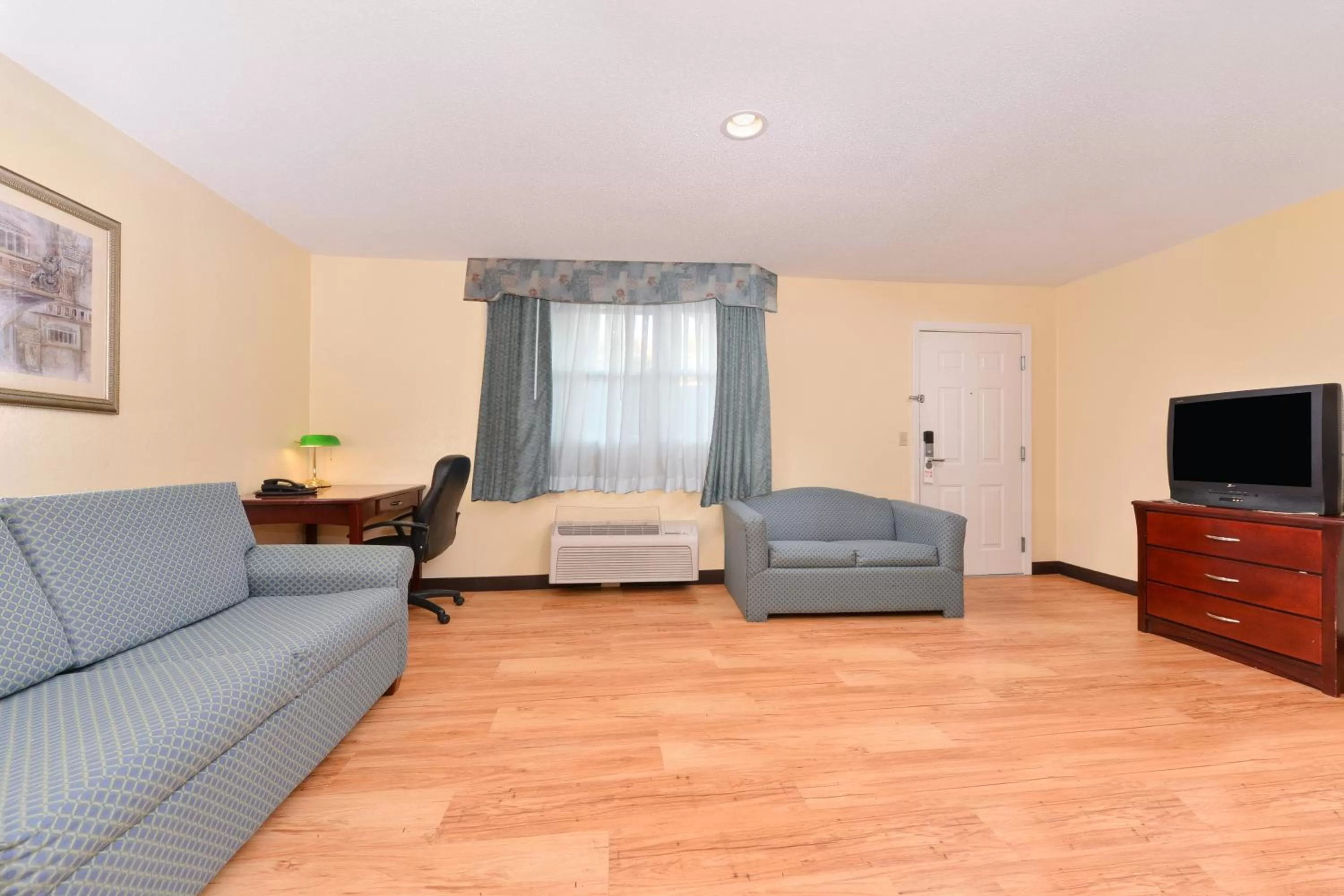 Photo of the whole room in Tower Inn and Suites of Guilford / Madison