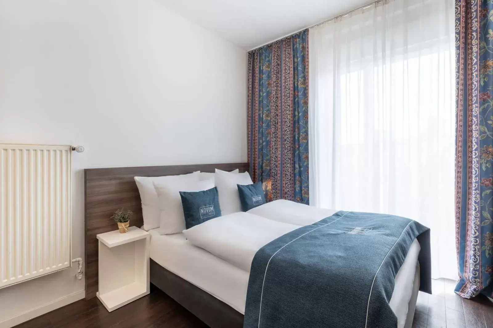 Standard Queen Room in Hotel Continental Frankfurt Standard Queen Room in Hotel Continental Frankfurt