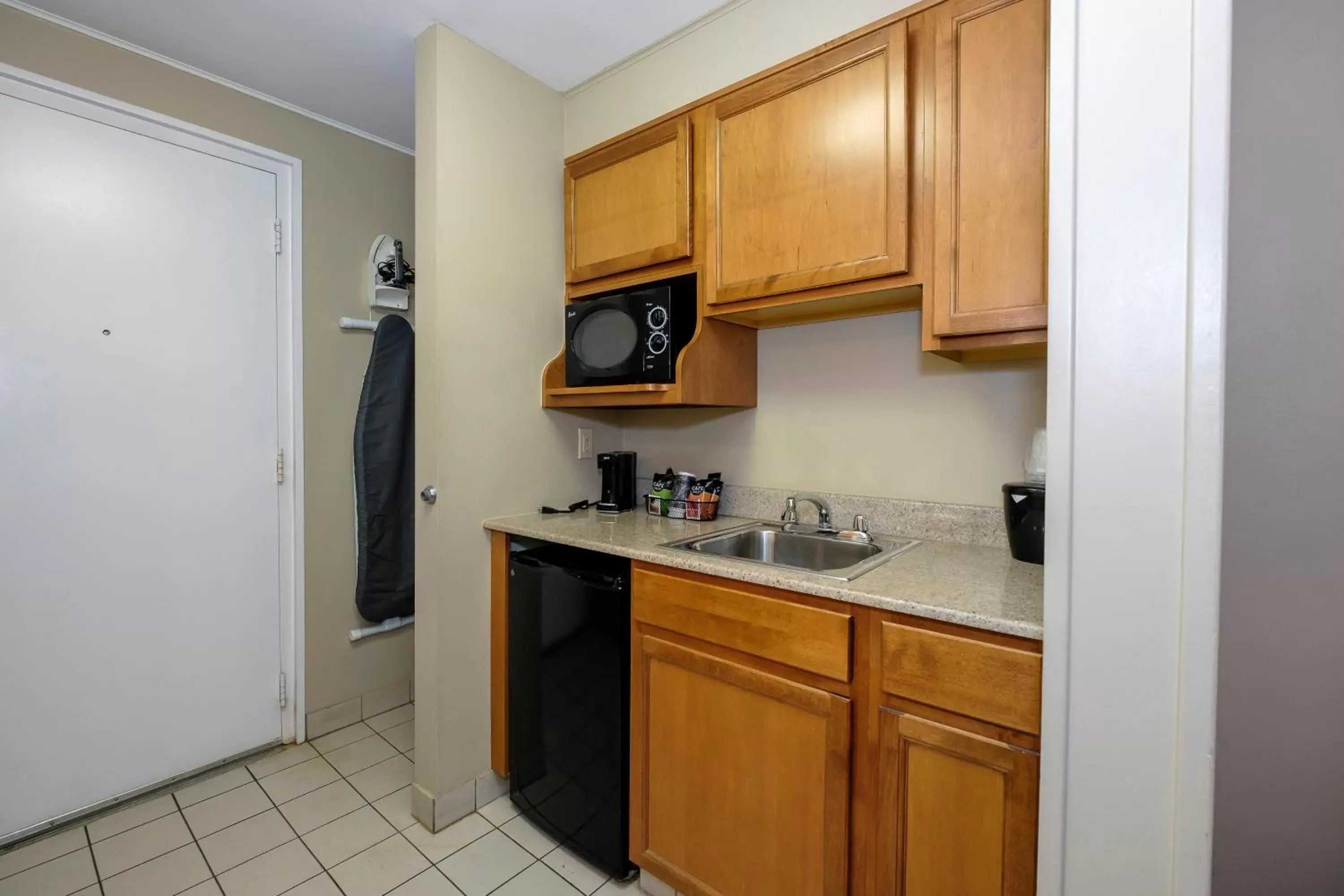 Photo of the whole room, Kitchen/Kitchenette in Red Roof Inn and Suites Herkimer