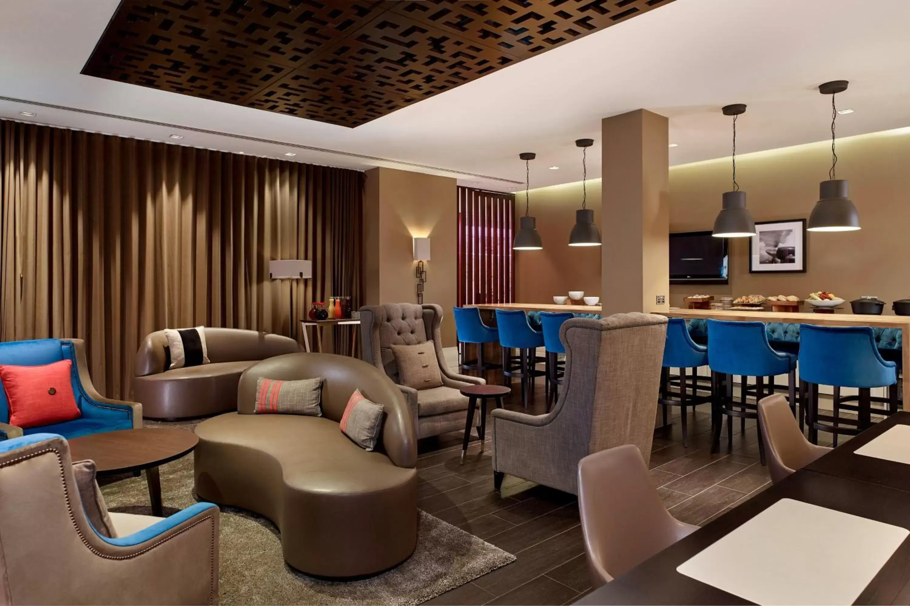 Lounge or bar in Sheraton Heathrow Hotel