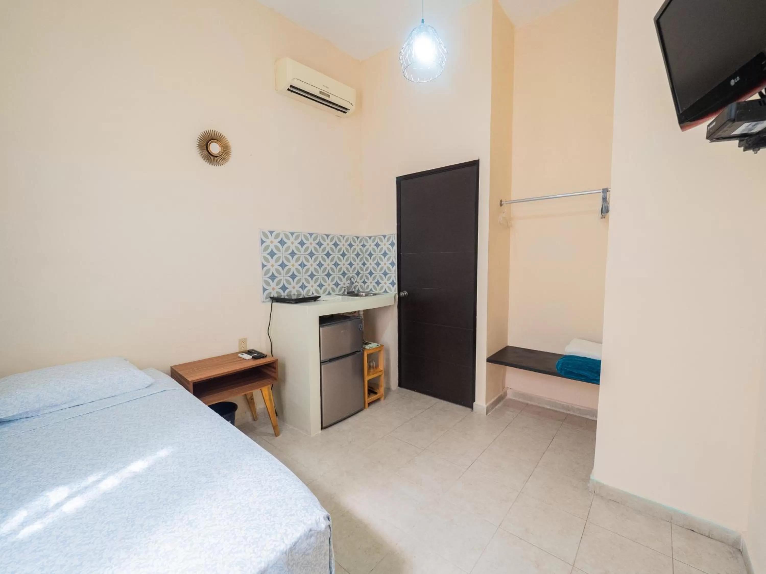 Bed, TV/Entertainment Center in Nido Colibrí - Zona Remate de Paseo Montejo