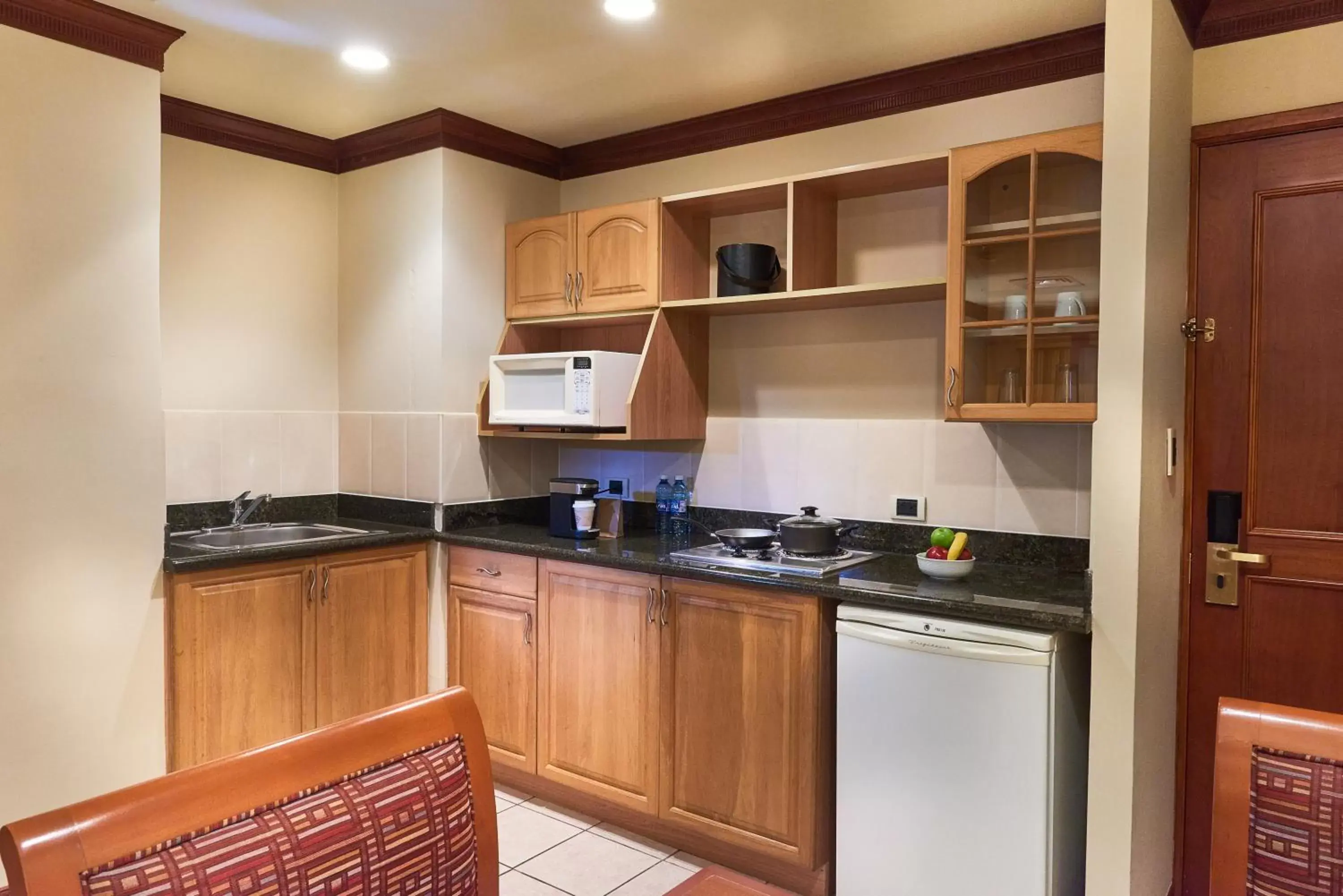 Kitchen/Kitchenette in Suites las Palmas, Hotel & Apartments.