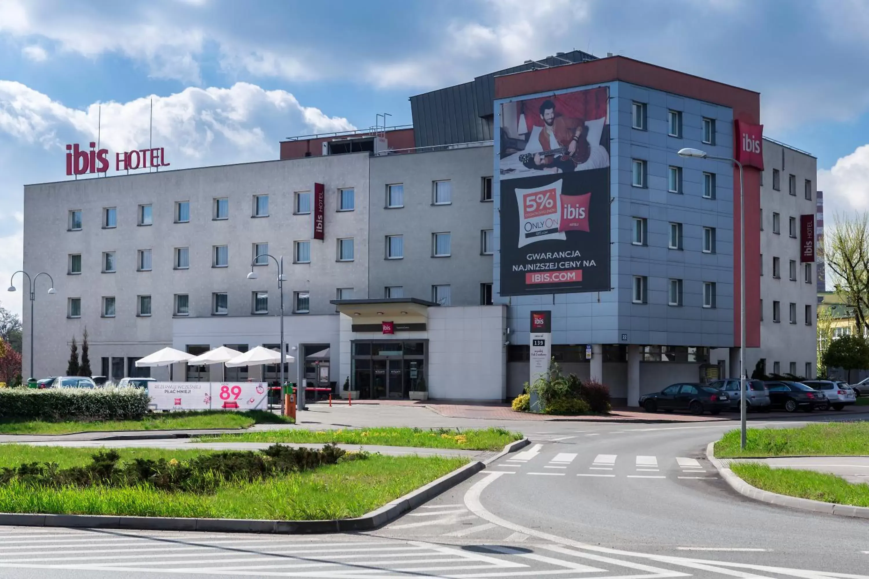 Facade/entrance, Property Building in Ibis Częstochowa