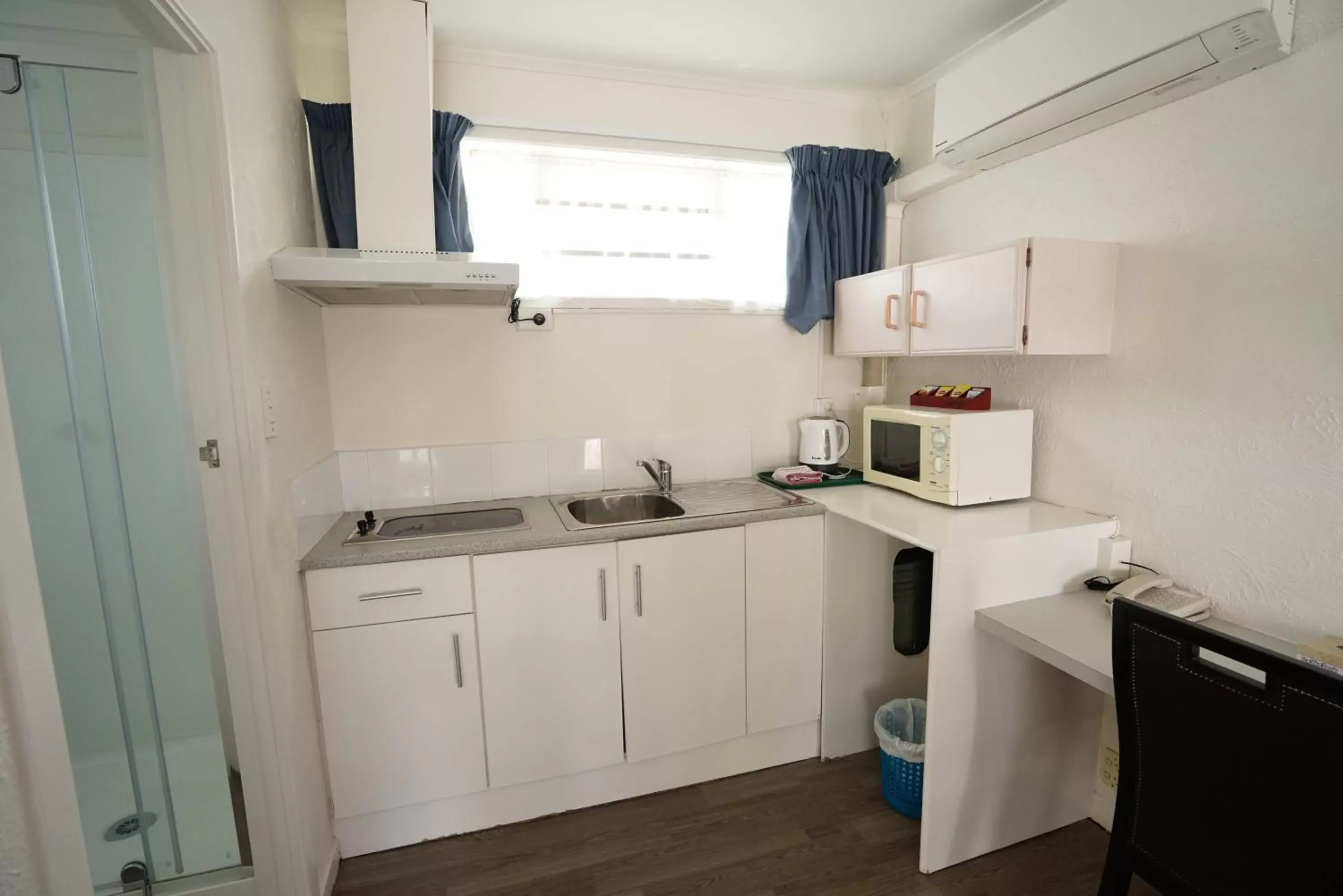 Kitchen/Kitchenette in Alpers Lodge & Conference Centre