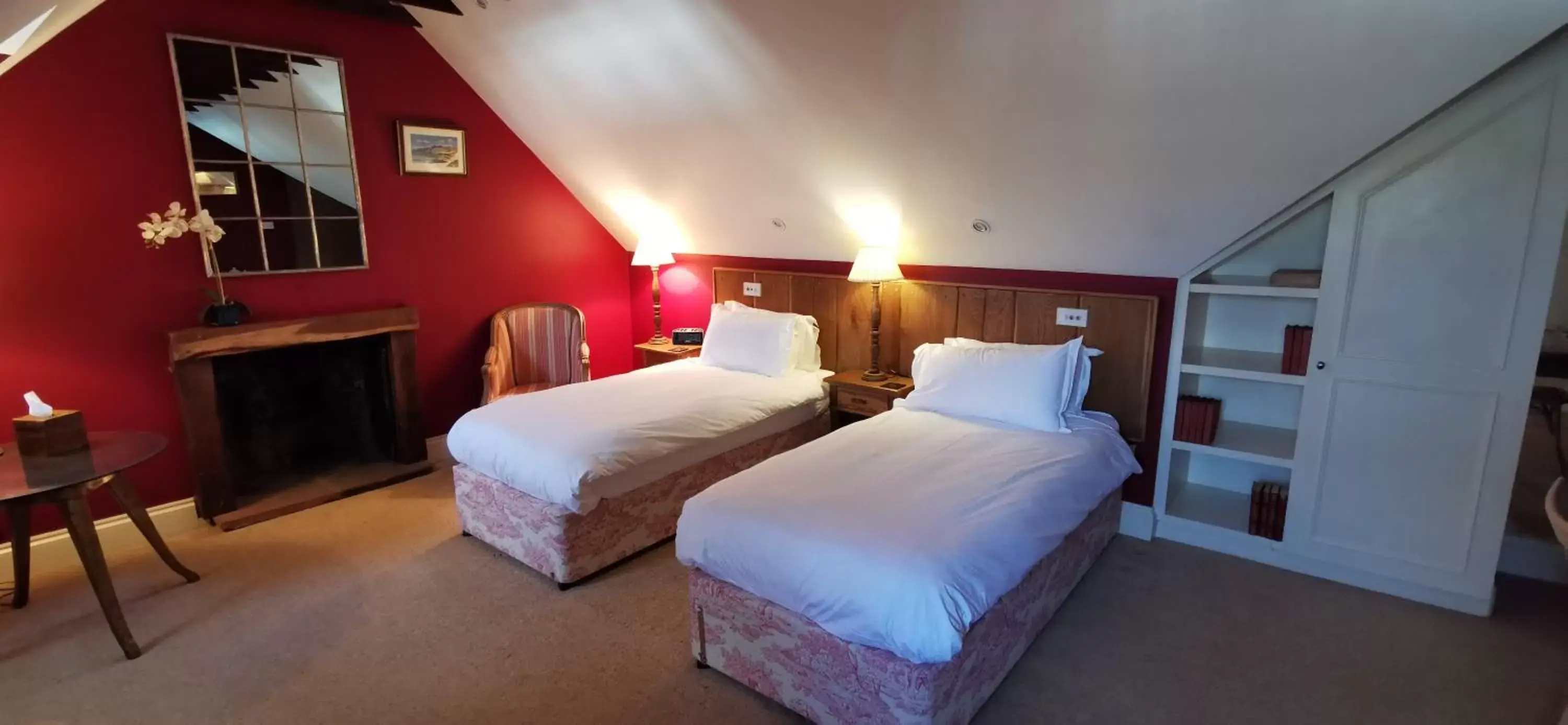 Bedroom, Bed in Buccleuch and Queensberry Arms Hotel