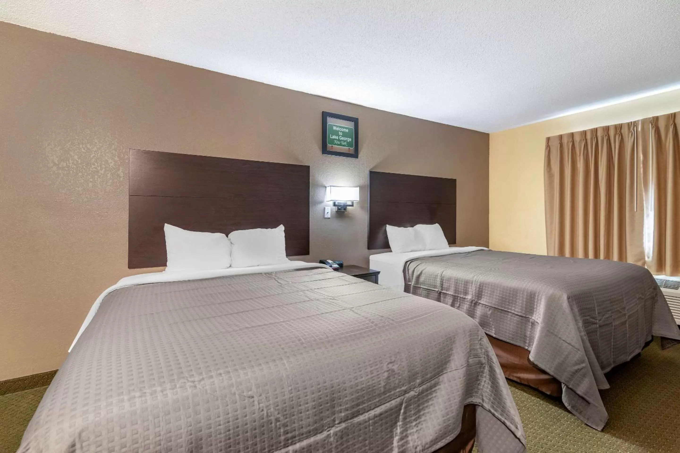 Photo of the whole room, Bed in Rodeway Inn Lake George Outlets