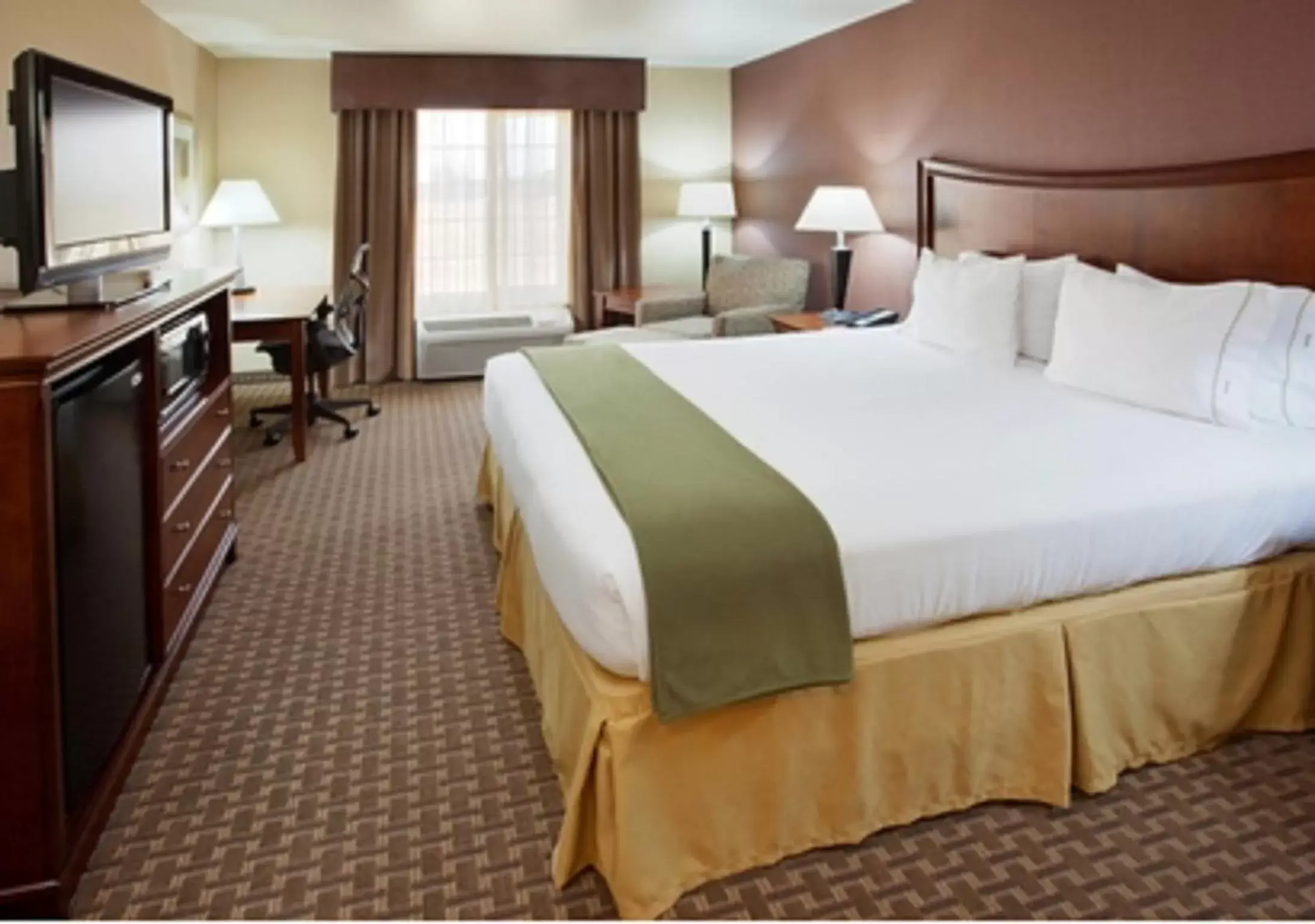 Photo of the whole room, Bed in Holiday Inn Express Hotel & Suites Willows, an IHG Hotel