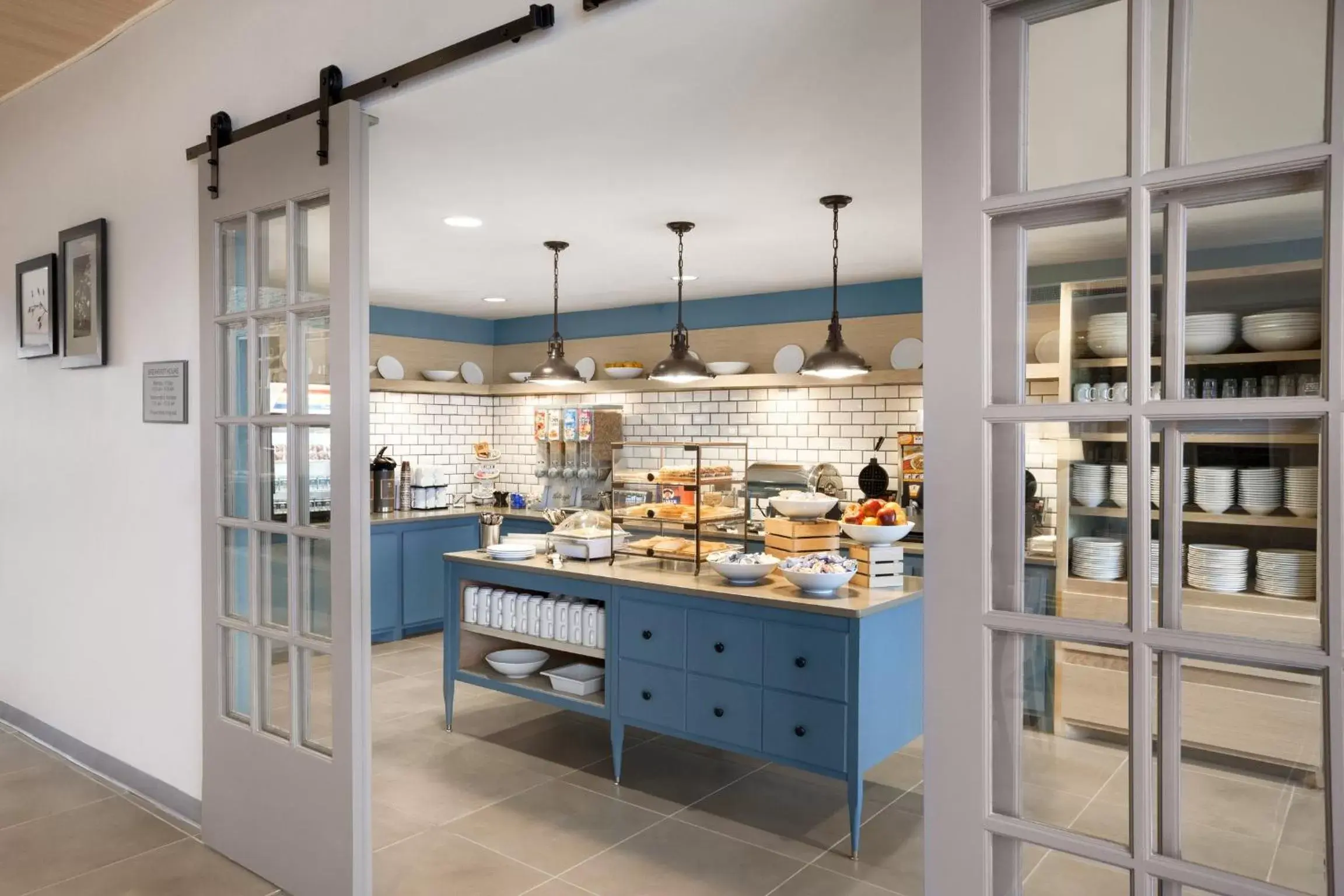 Dining area in Country Inn & Suites by Radisson, Charlottesville-UVA, VA