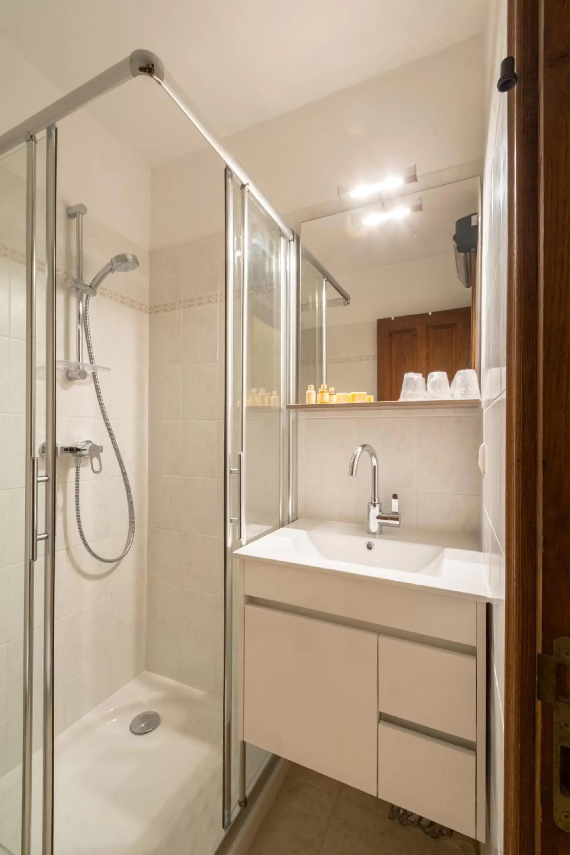 Shower, Bathroom in L'Auberge Sant'Antone