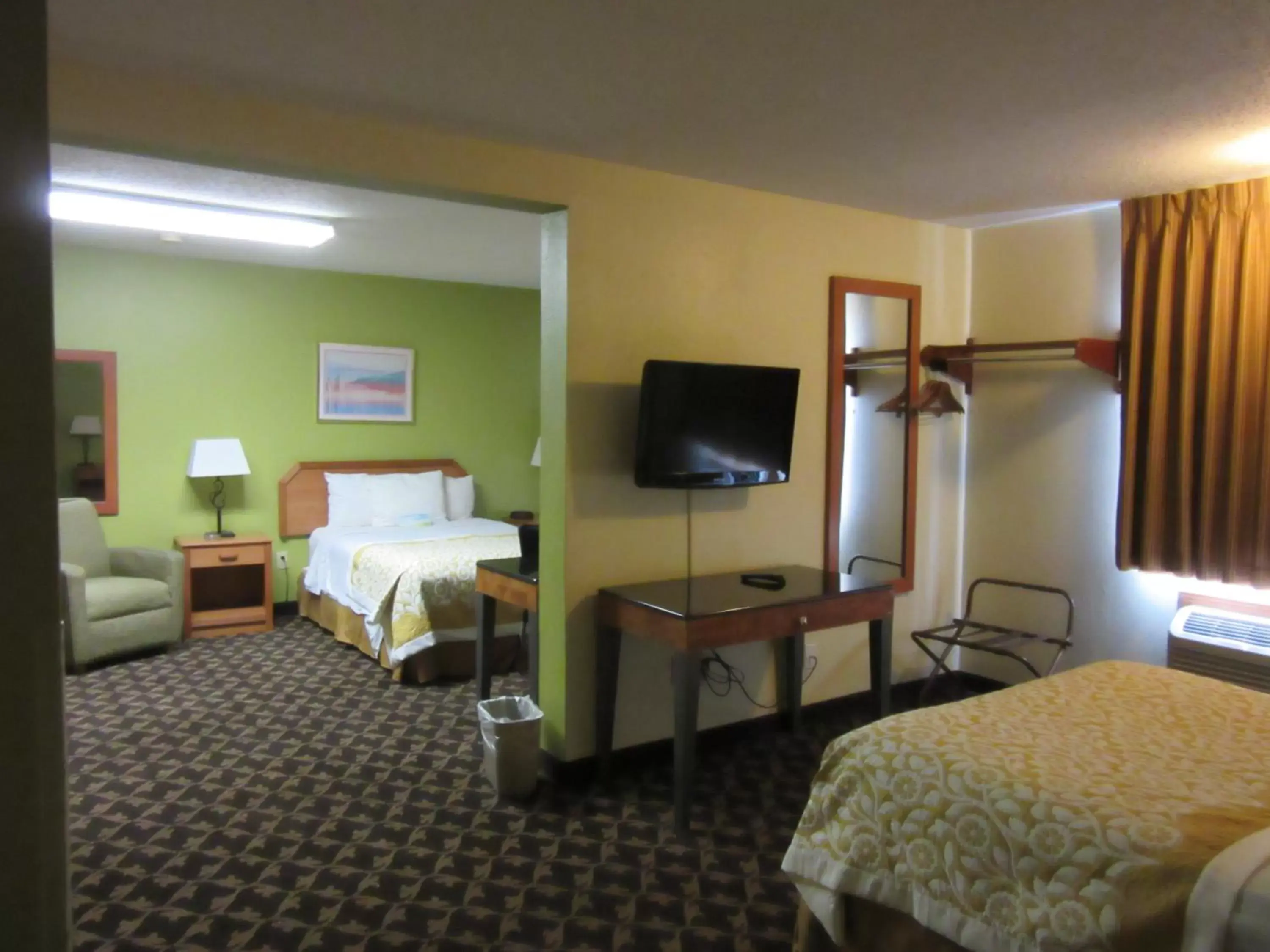 Photo of the whole room, Bed in Days Inn by Wyndham Fort Dodge