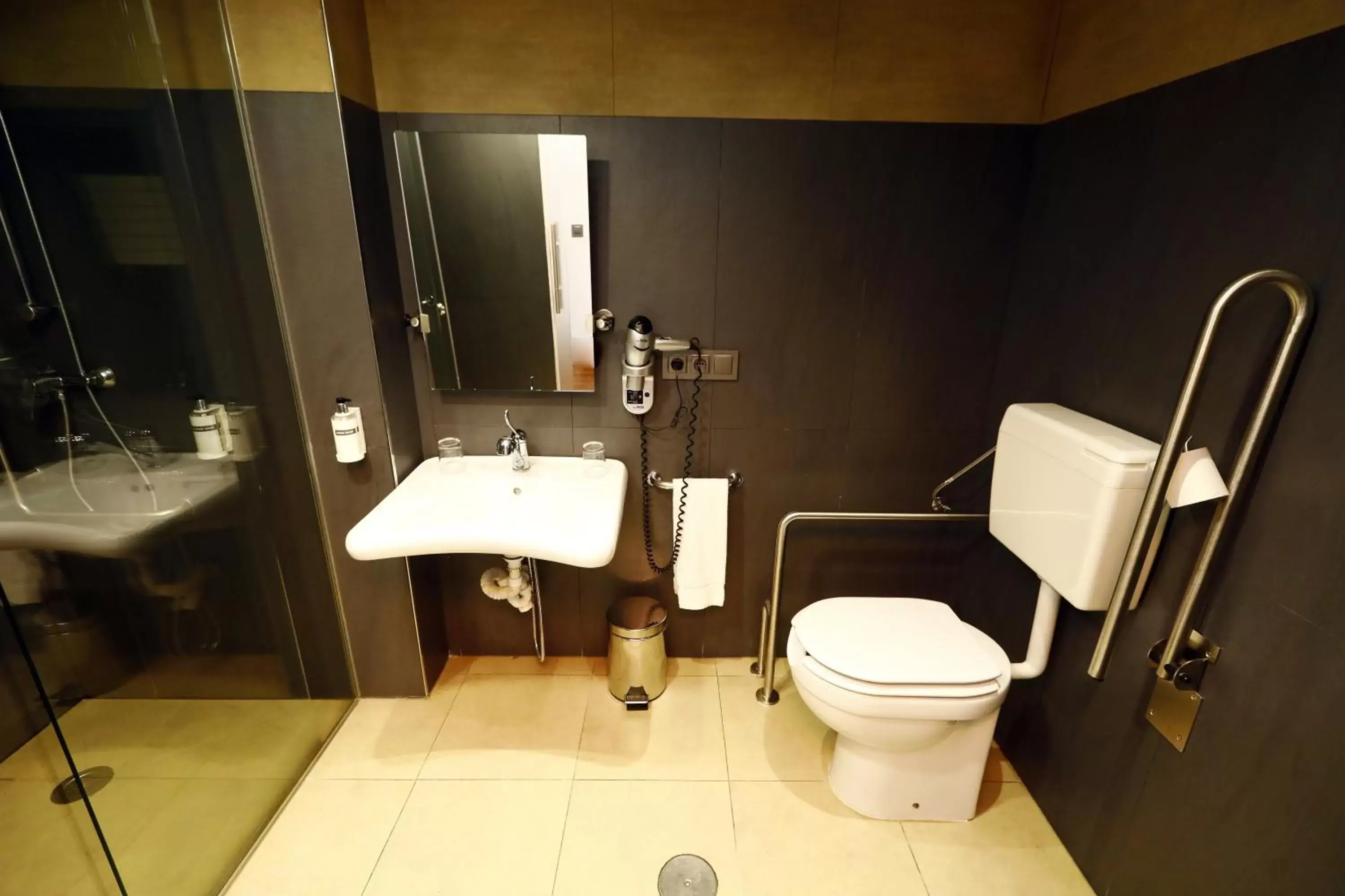 Bathroom in Travelodge Madrid Coslada Aeropuerto