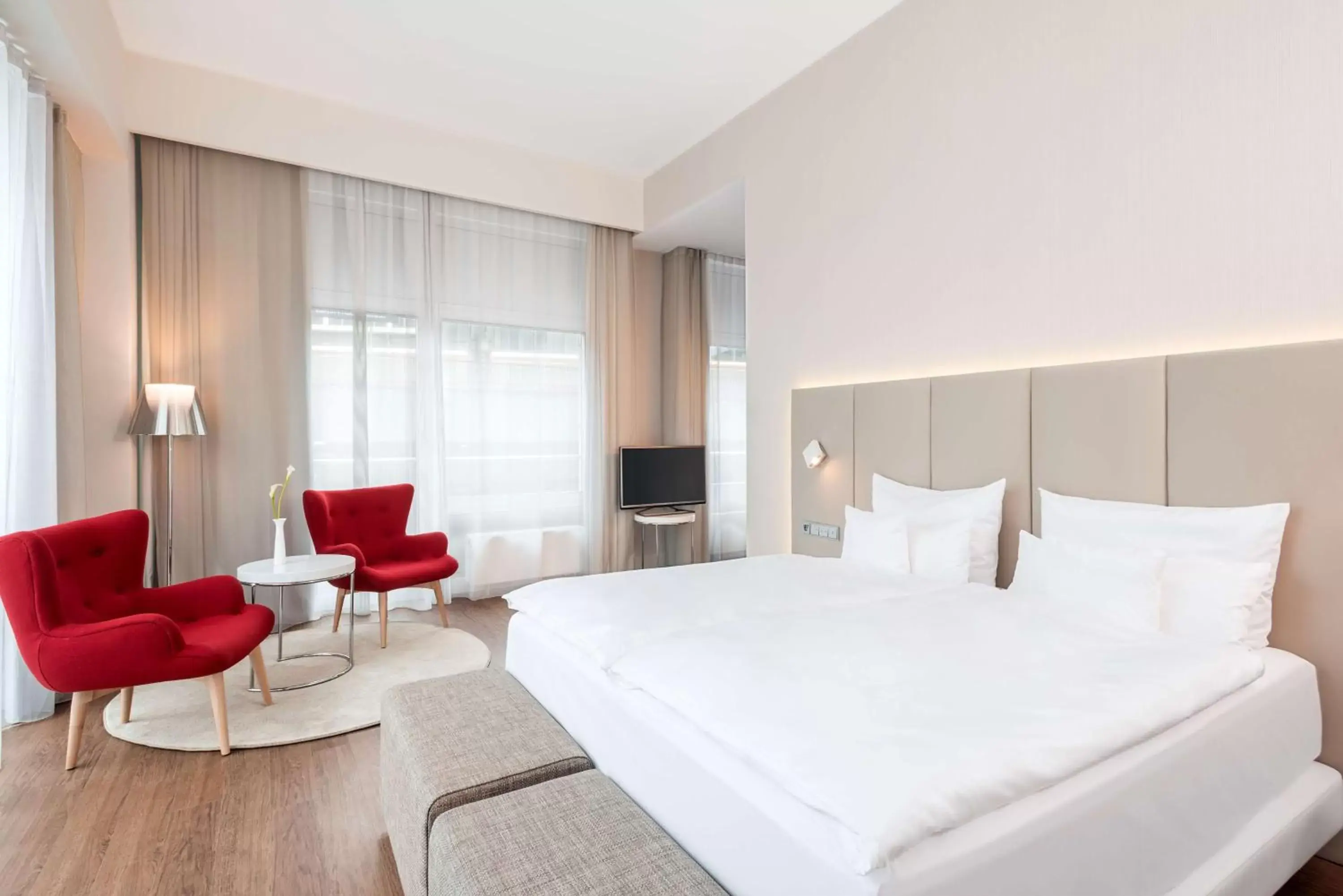 Photo of the whole room, Bed in NH Collection Berlin Mitte Friedrichstrasse