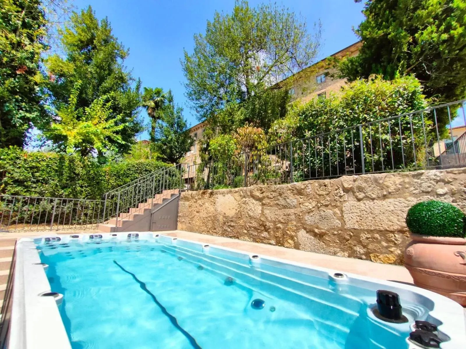 Hot Tub, Swimming Pool in Hotel Il Cavalier D'Arpino