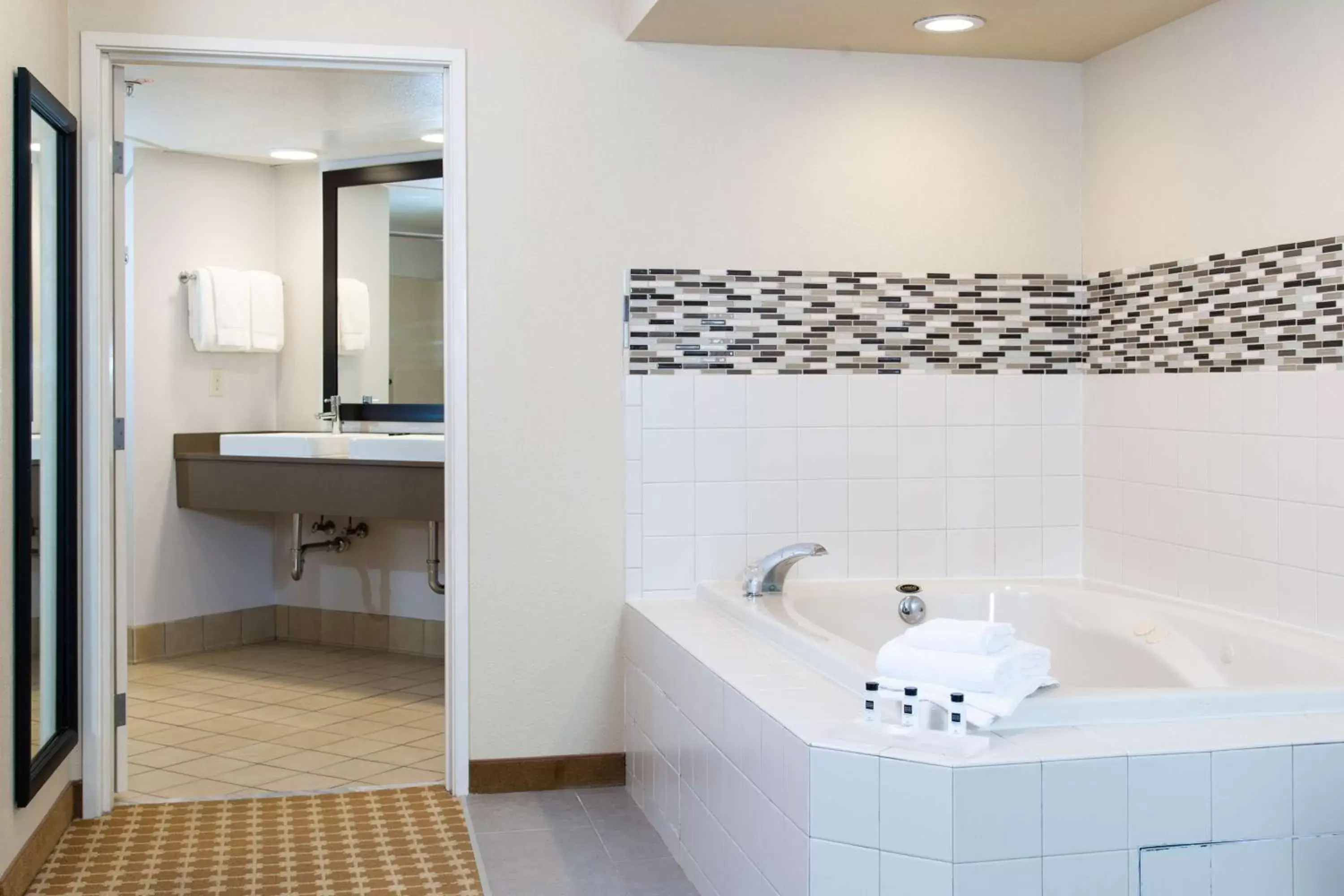 Photo of the whole room, Bathroom in Country Inn & Suites by Radisson, Milwaukee West (Brookfield), WI