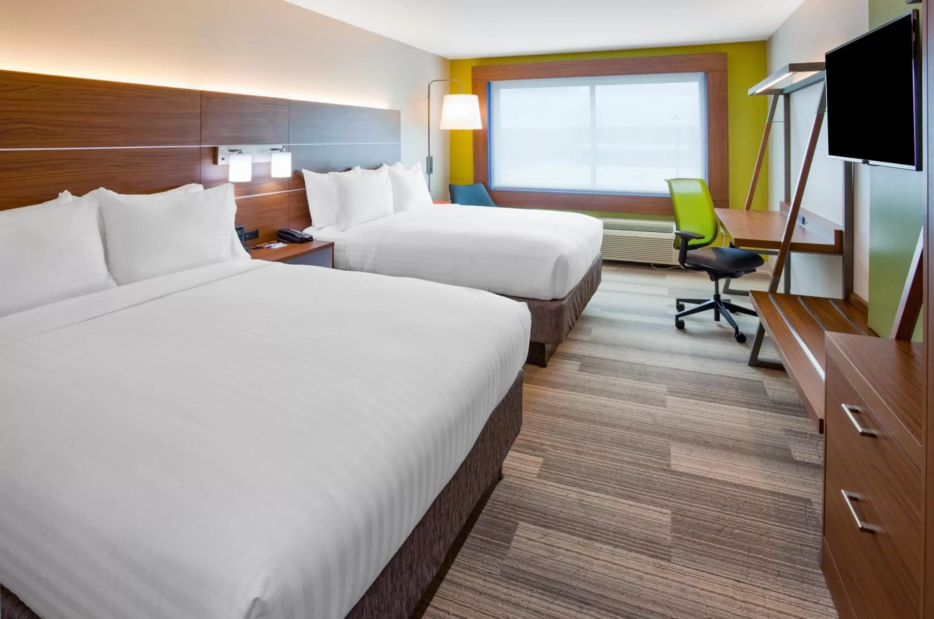 Photo of the whole room, Bed in Holiday Inn Express and Suites Des Moines Downtown, an IHG Hotel