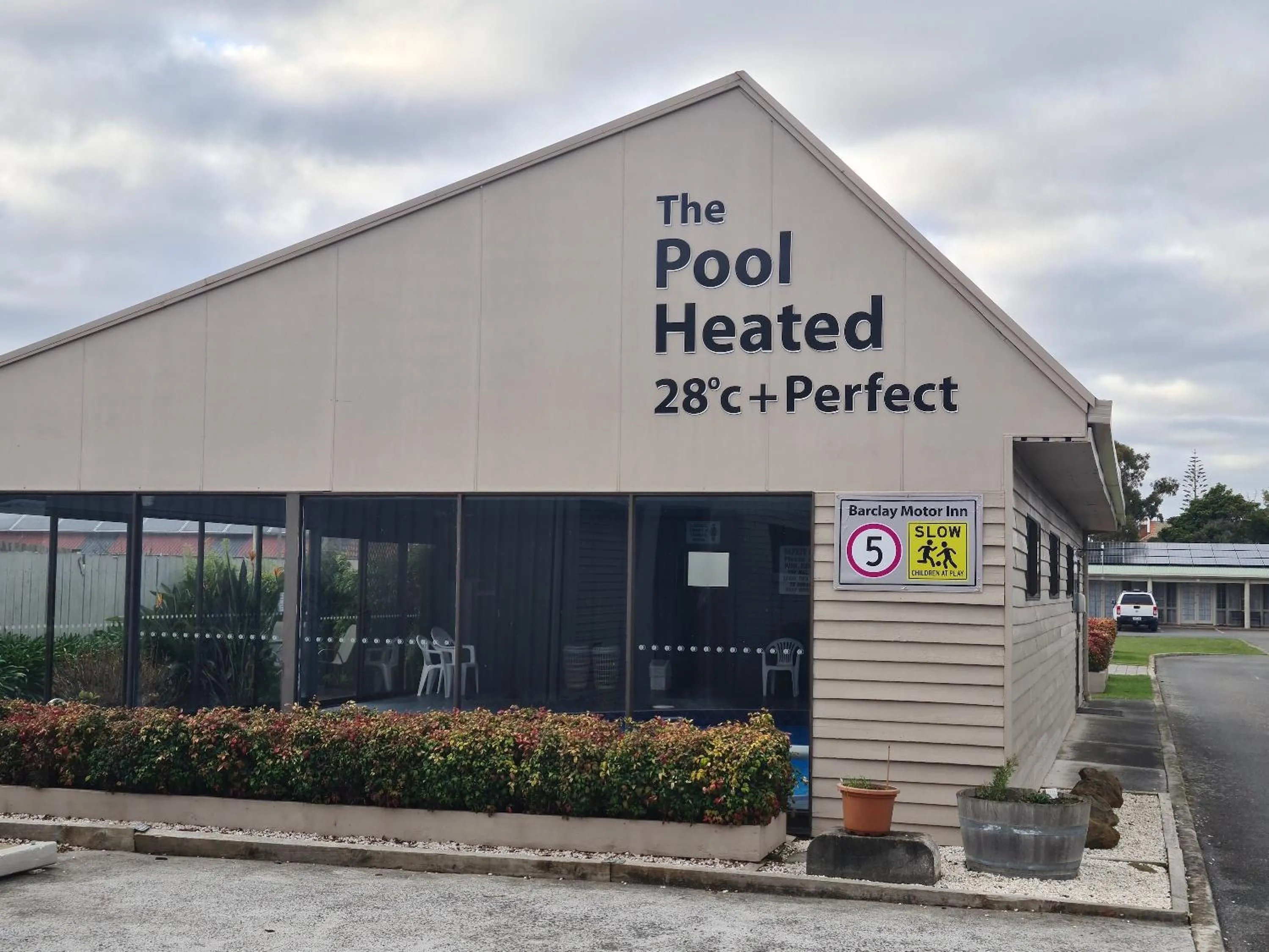 Swimming pool in Barclay Motor Inn