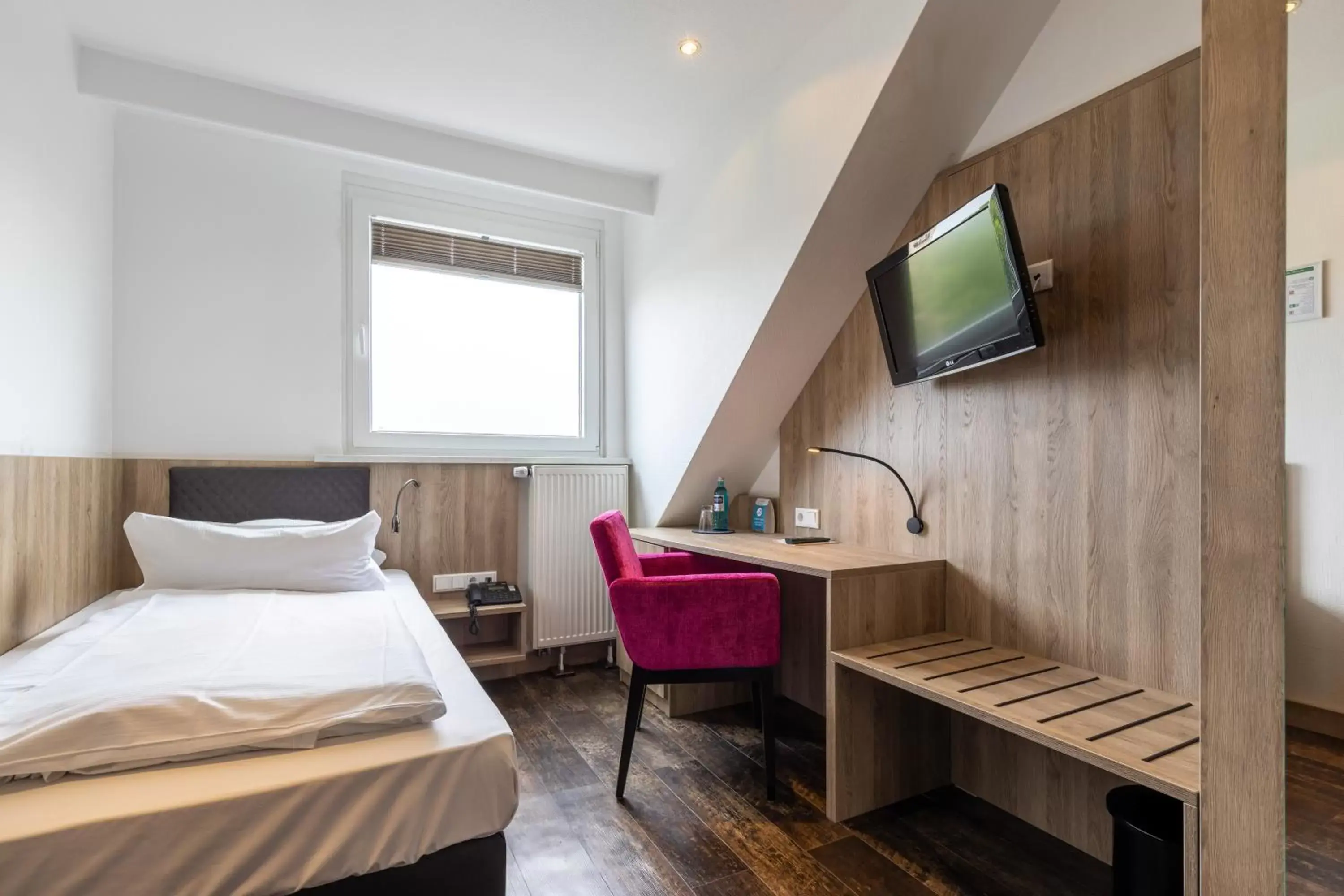 TV and multimedia, Bed in Trip Inn Hotel Esplanade
