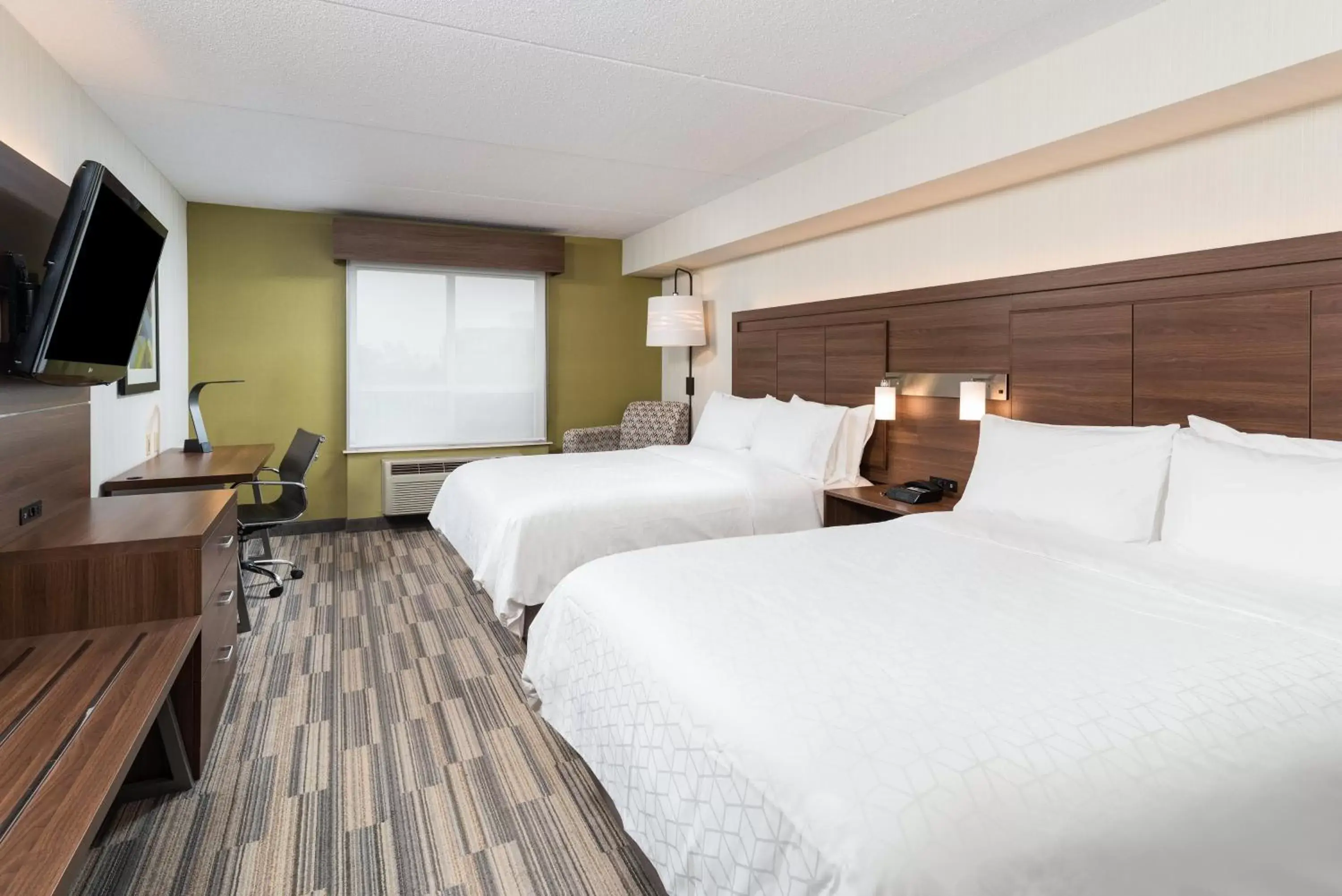 Photo of the whole room, Bed in Holiday Inn Express Hotel & Suites Milton, an IHG Hotel