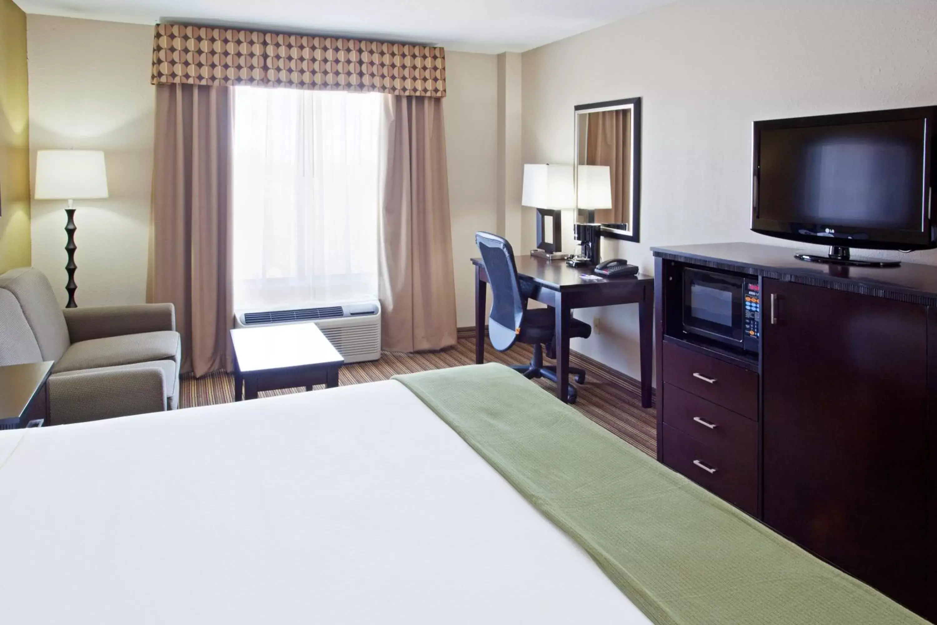 Photo of the whole room, TV/Entertainment Center in Holiday Inn Express Arlington Interstate 20 Parks Mall, an IHG Hotel