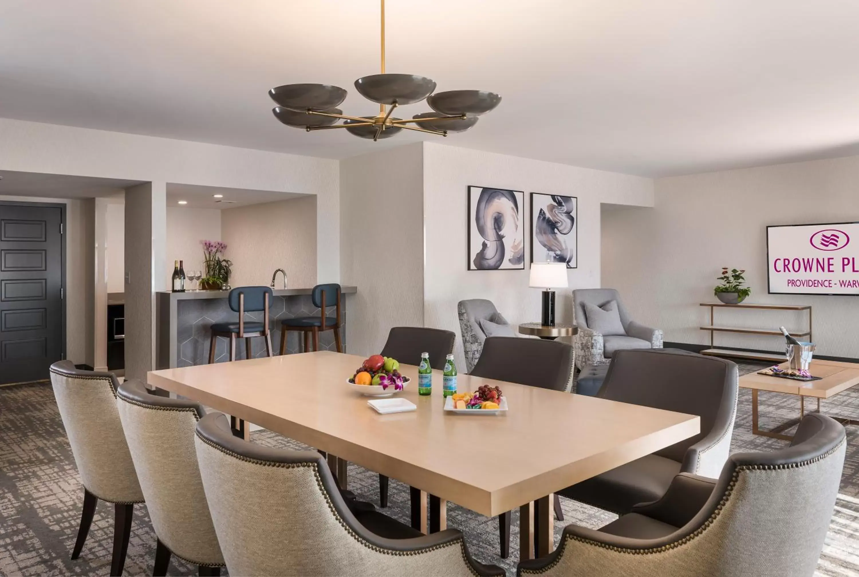 Photo of the whole room, Dining Area in Crowne Plaza Providence-Warwick (Airport), an IHG Hotel