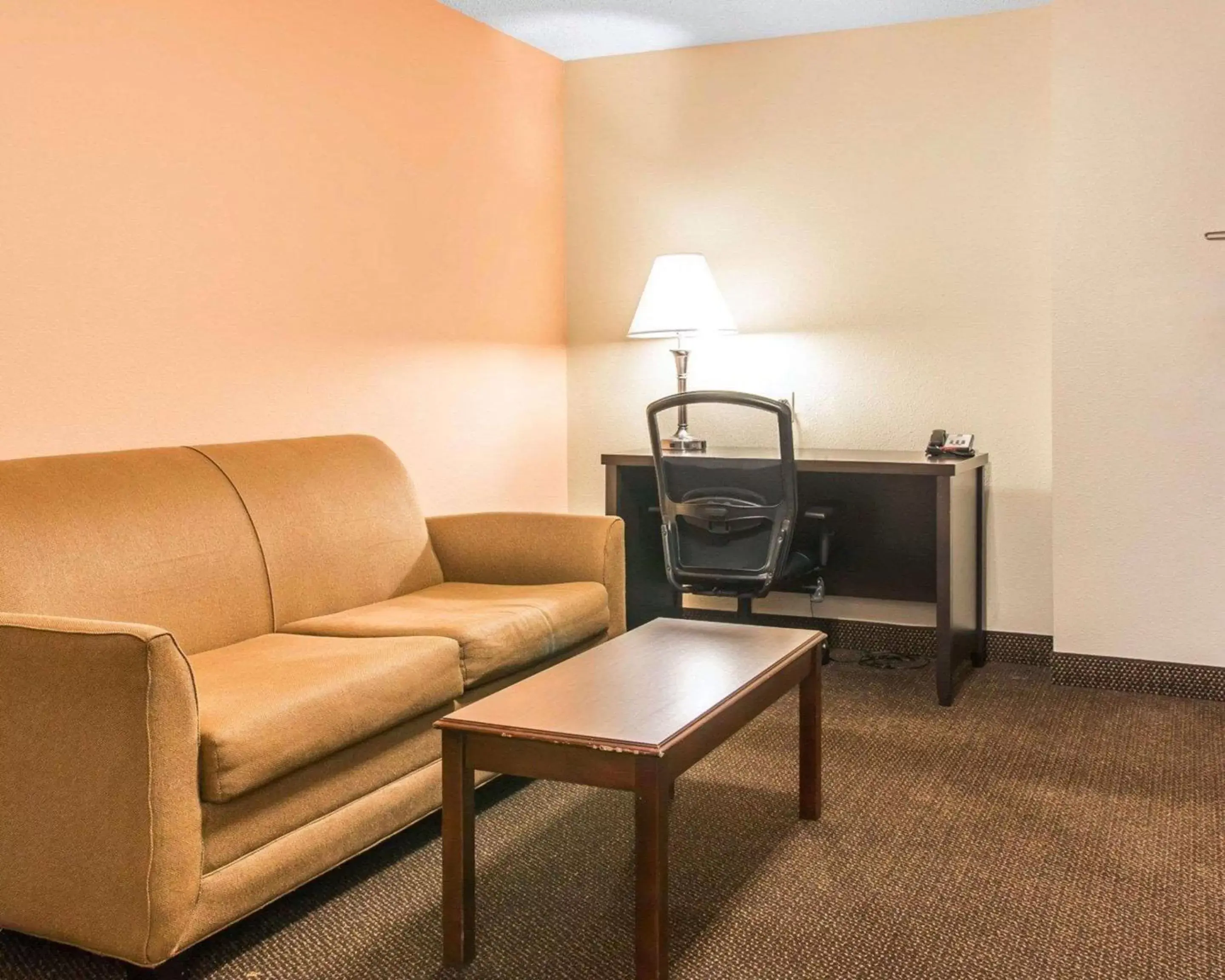 Photo of the whole room, Seating Area in Quality Inn & Suites Niles