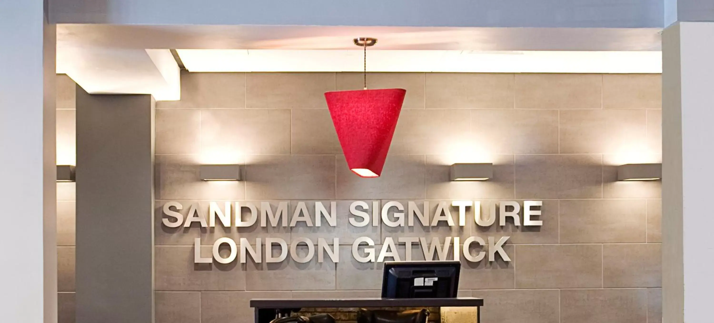 Lobby or reception in Sandman Signature London Gatwick Hotel