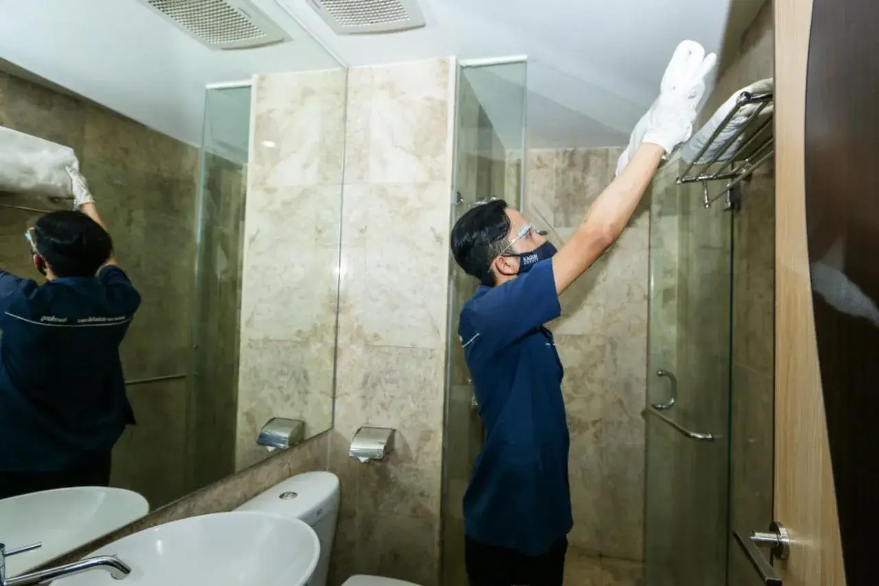 Bathroom in Serela Waringin by KAGUM Hotels