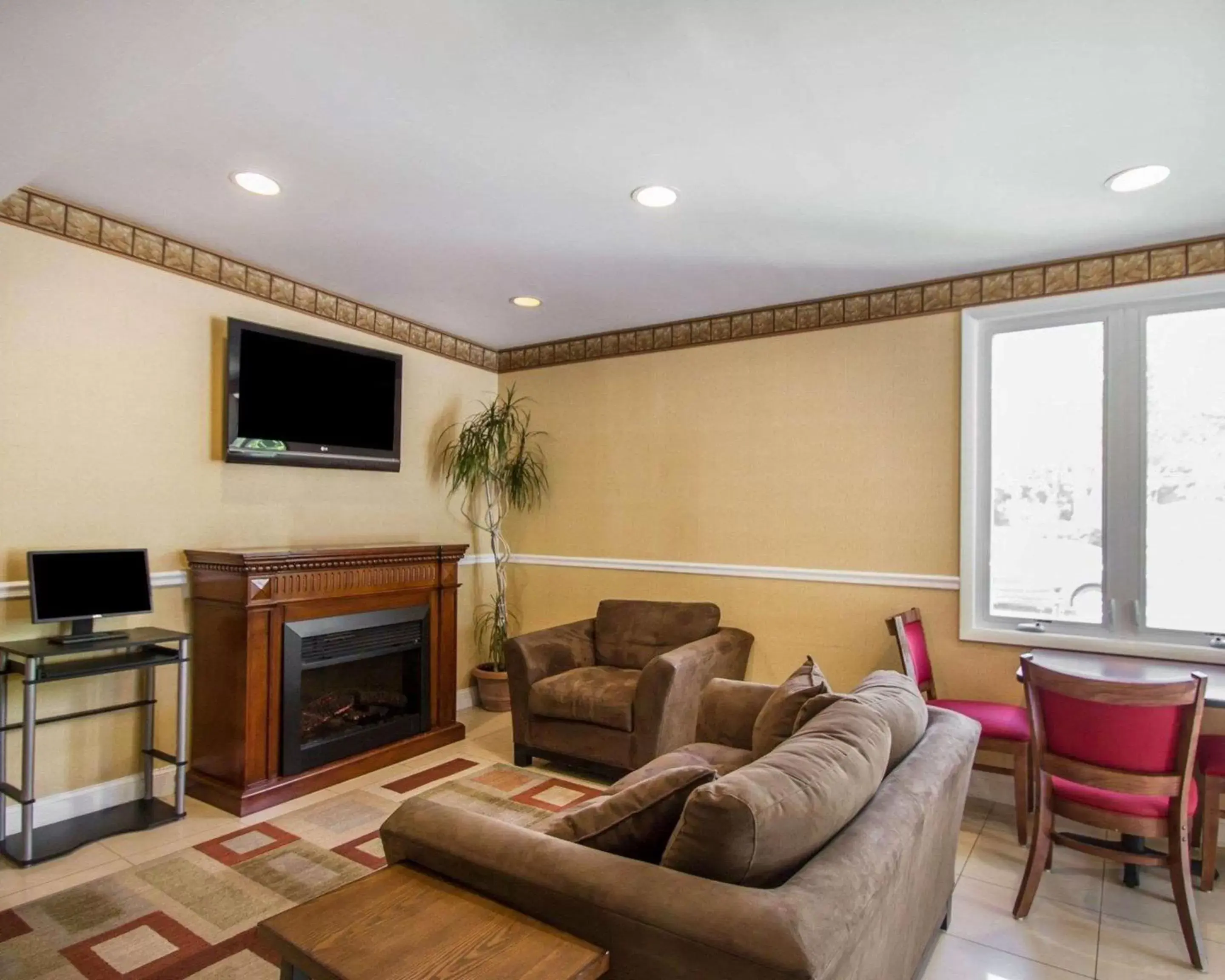 Lobby or reception, Seating Area in Econo Lodge Inn & Suites Old Saybrook - Westbrook