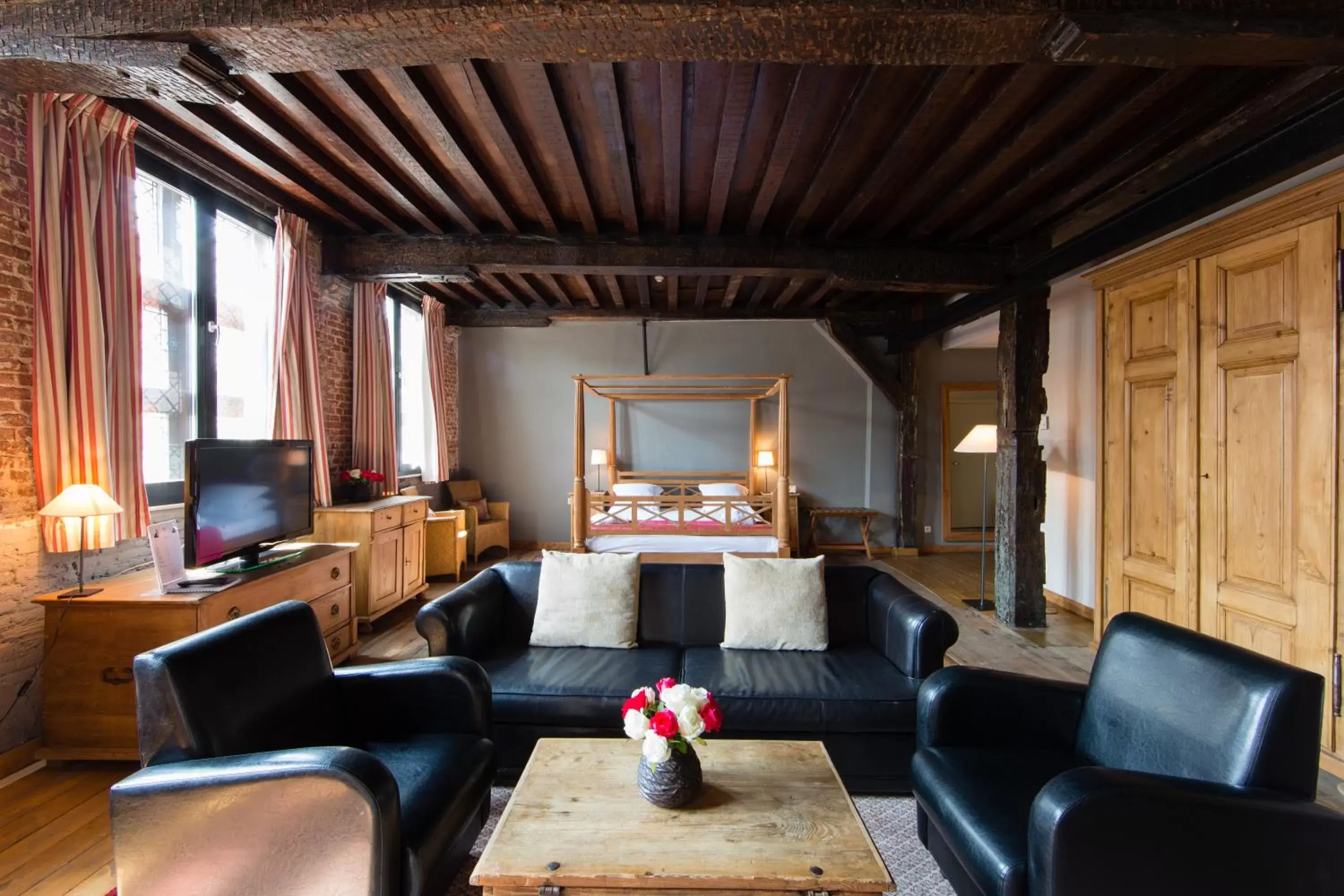 Photo of the whole room, Seating Area in Ghent River Hotel