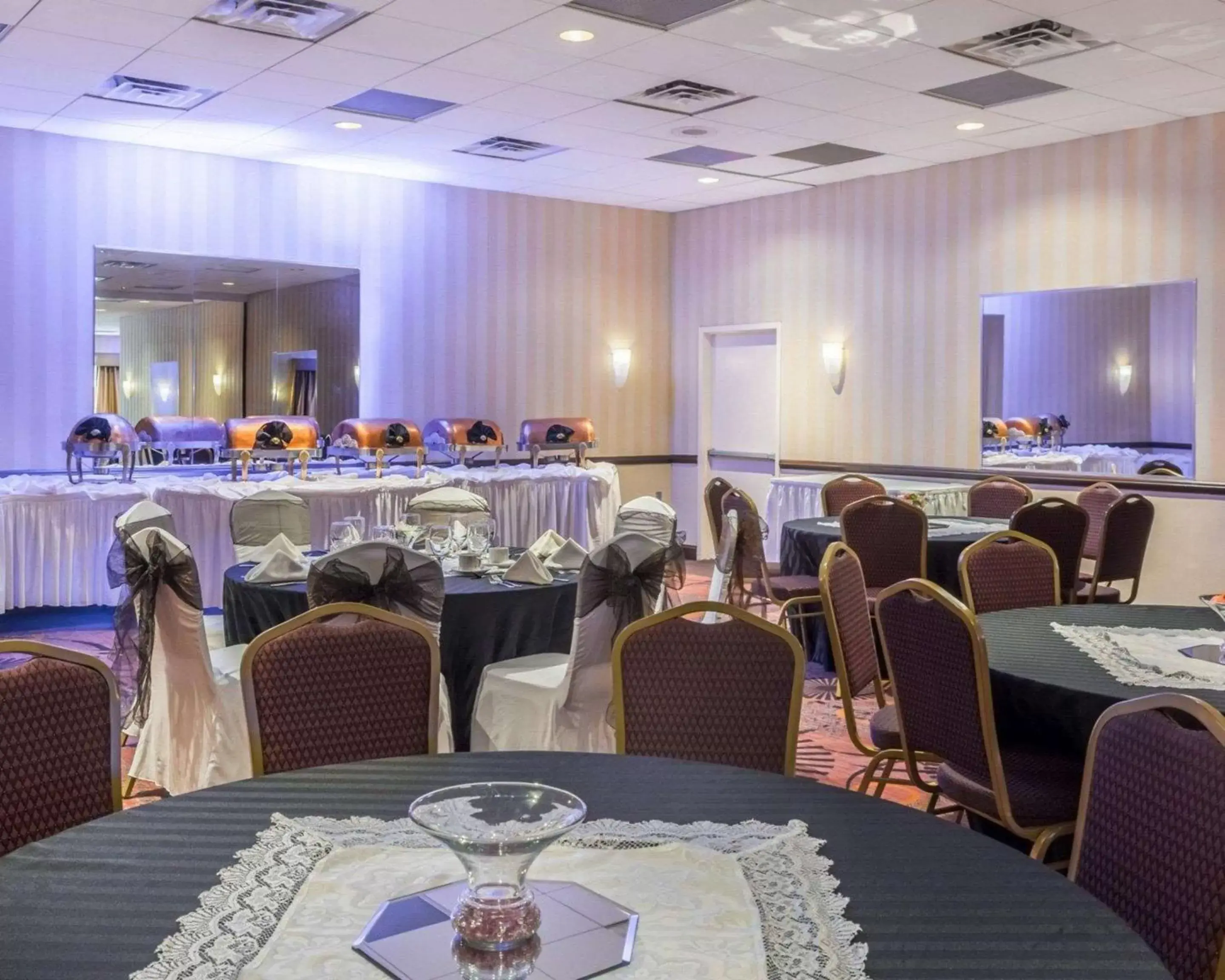 On site, Restaurant/Places to Eat in Clarion Hotel Somerset - New Brunswick