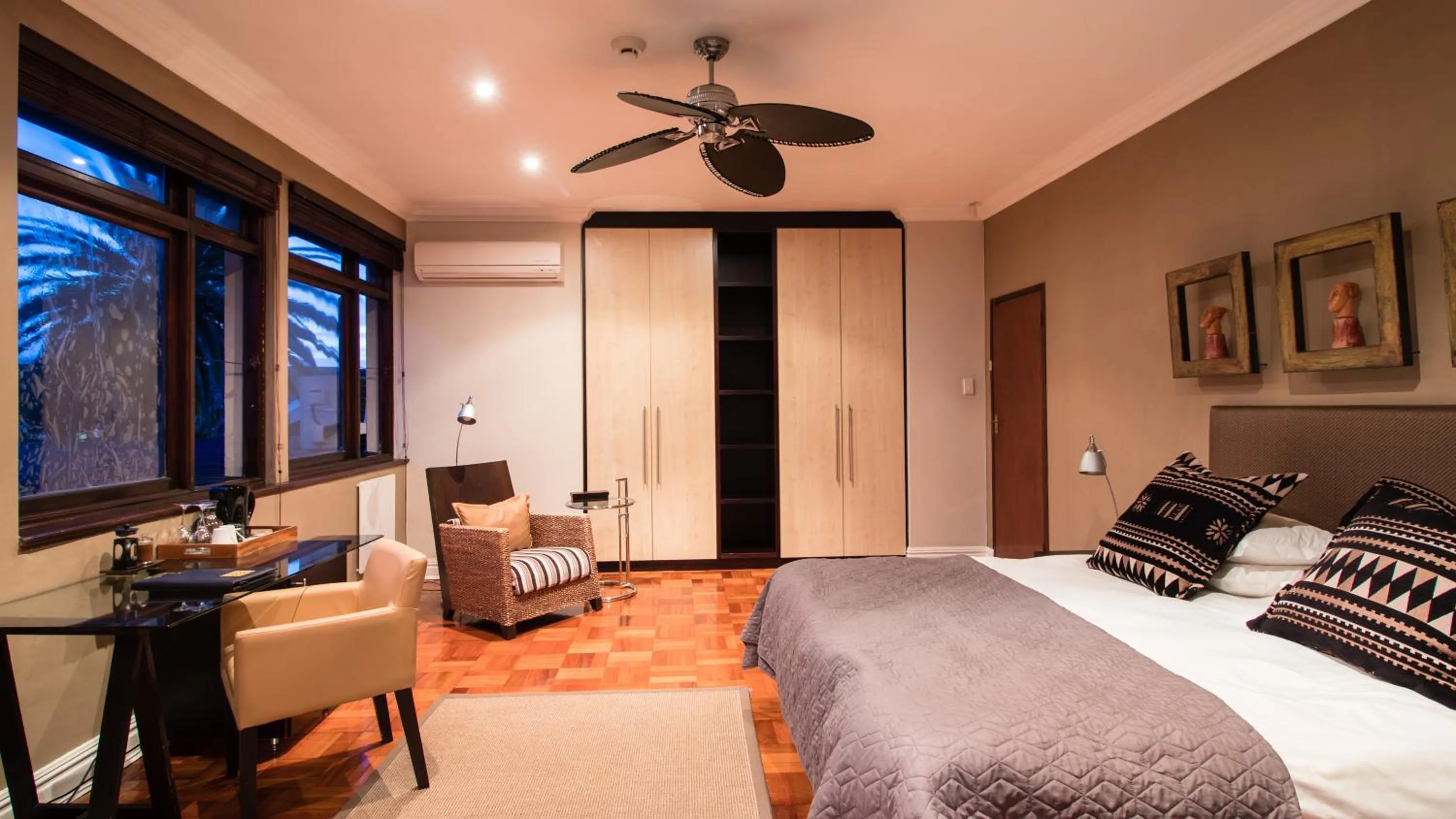 Photo of the whole room, Bed in Manor 38