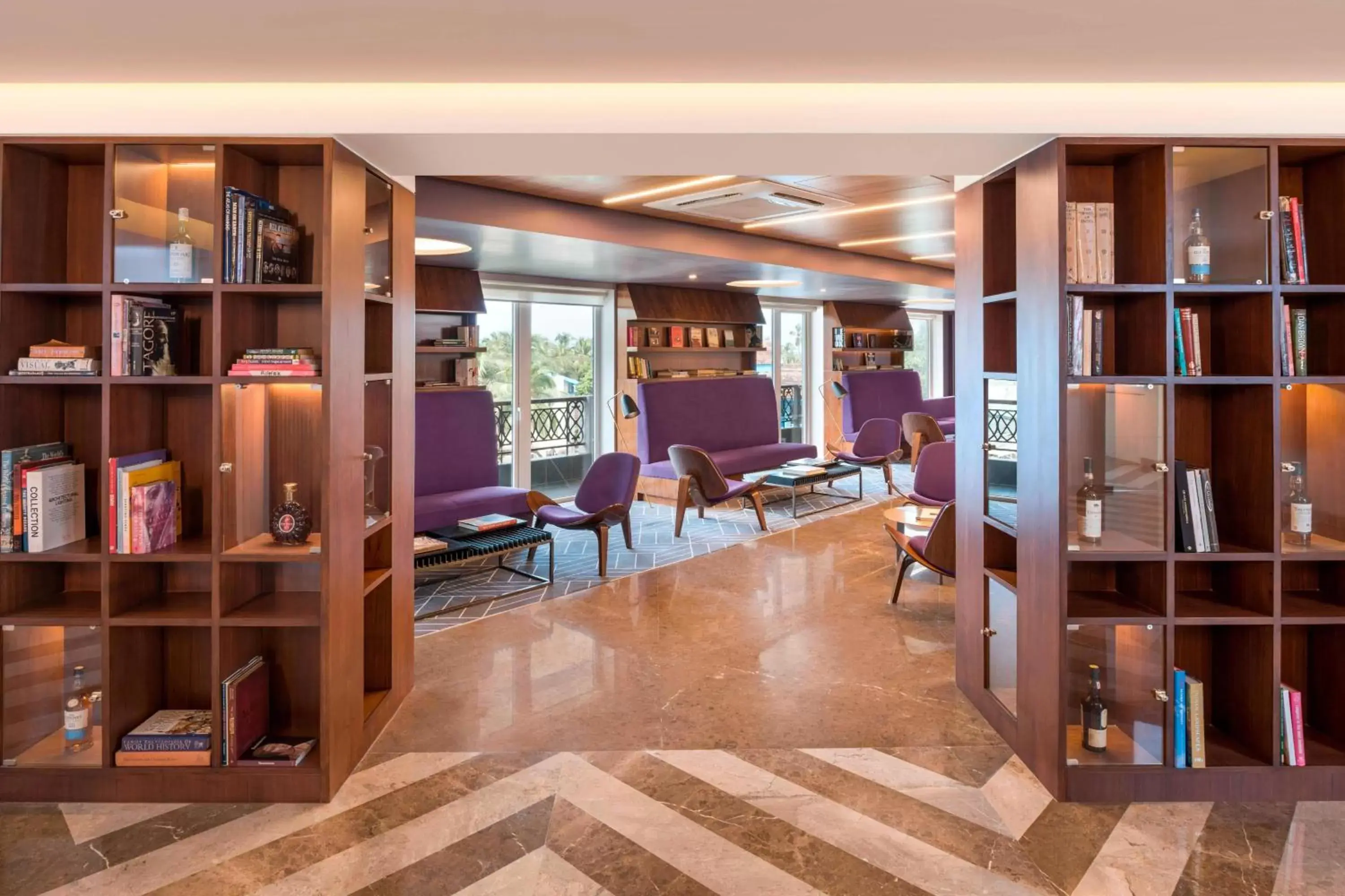 Lounge or bar, Library in Le Meridien Goa, Calangute