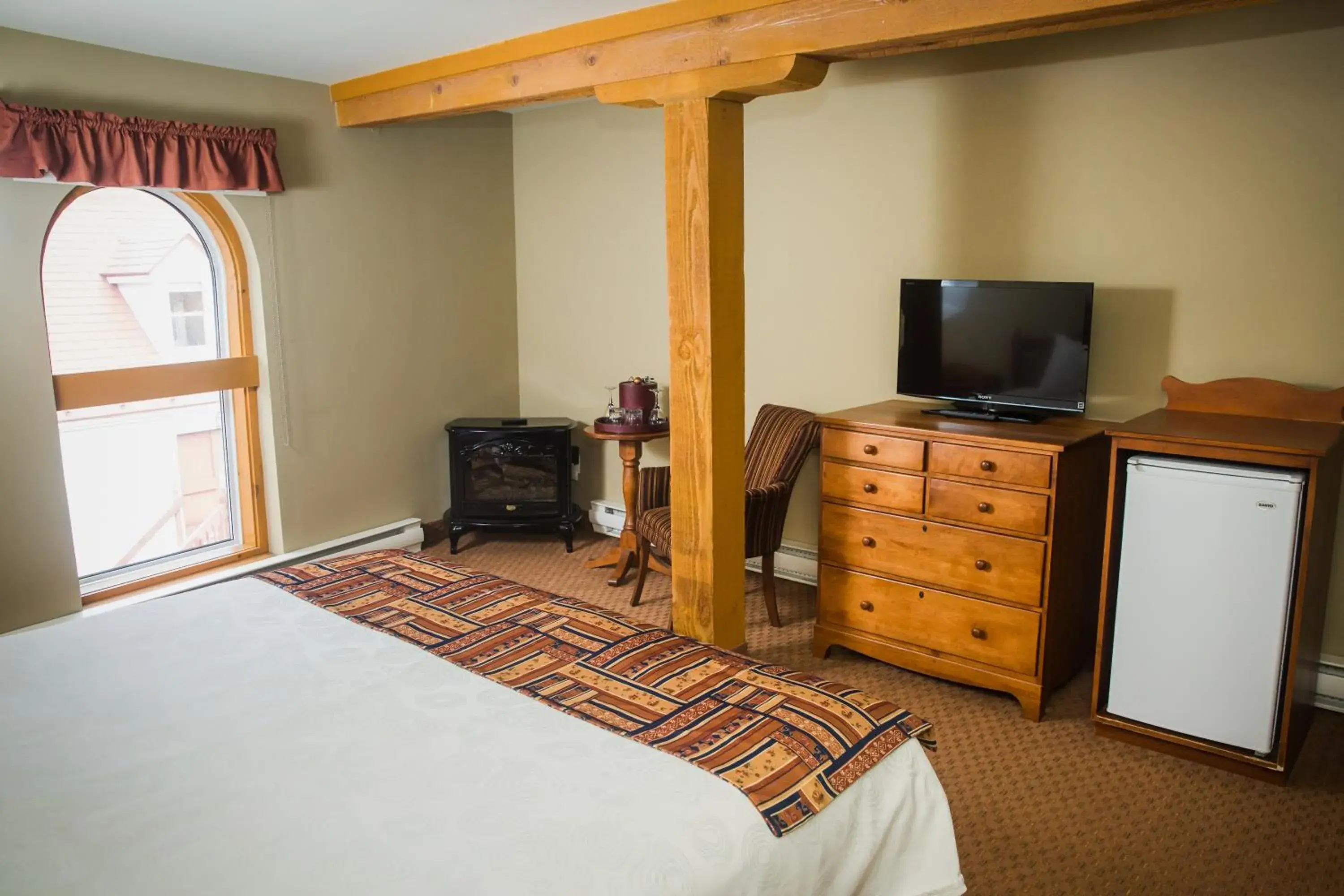 Bed, TV/Entertainment Center in Murray Premises Hotel