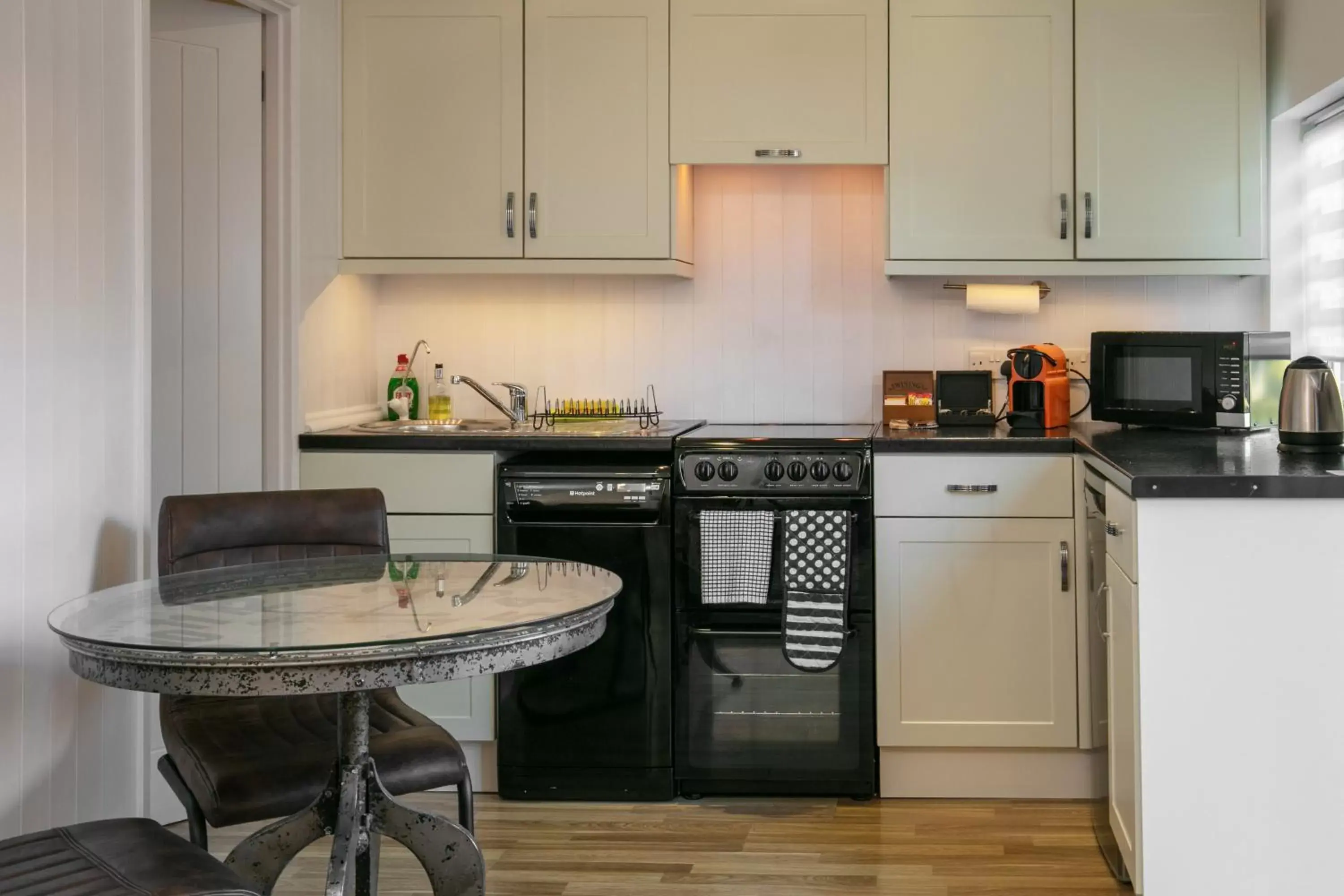 Kitchen or kitchenette, Kitchen/Kitchenette in Best Western Annesley House Hotel