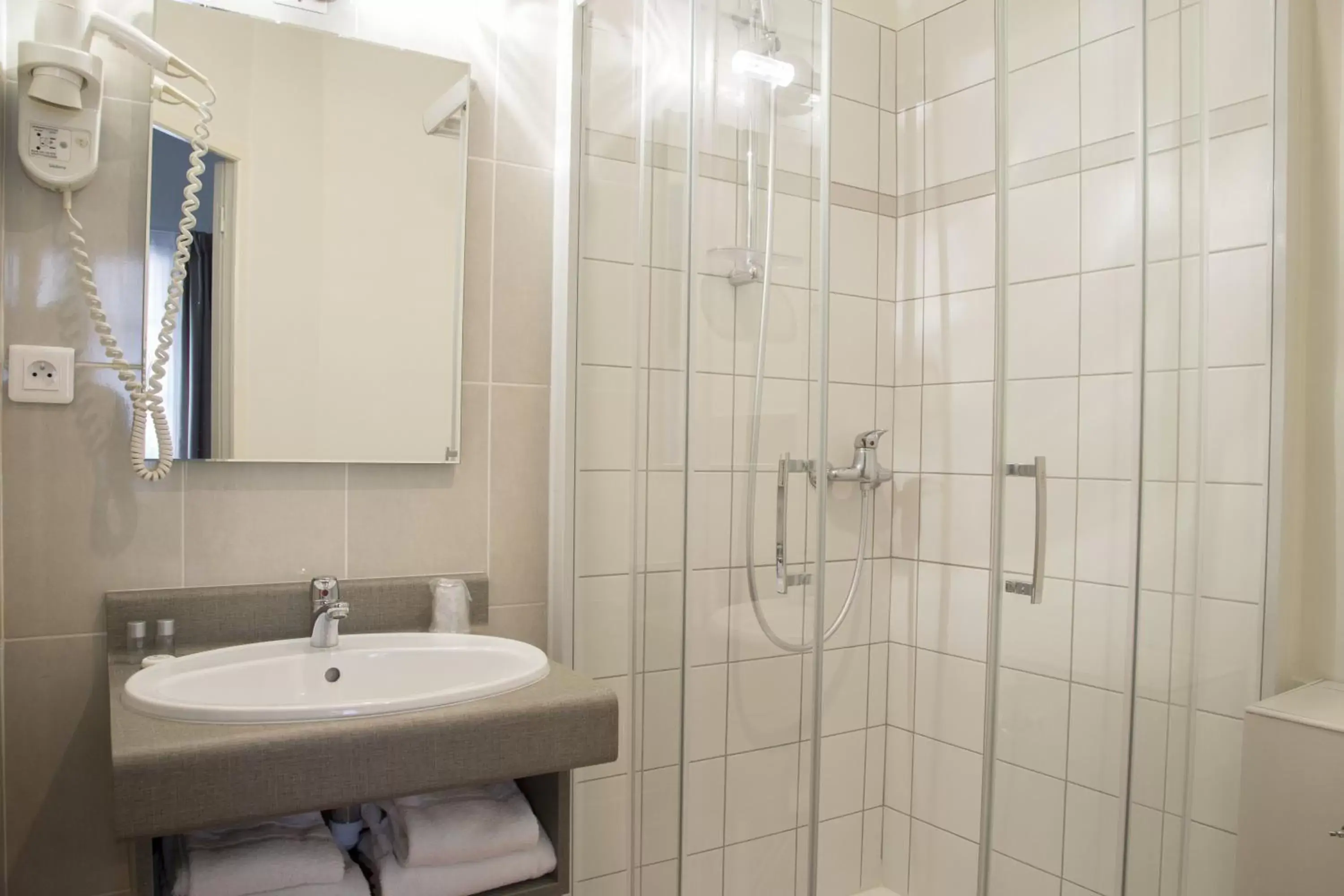 Shower, Bathroom in Logis Hôtel Restaurant Chaptal, Amboise