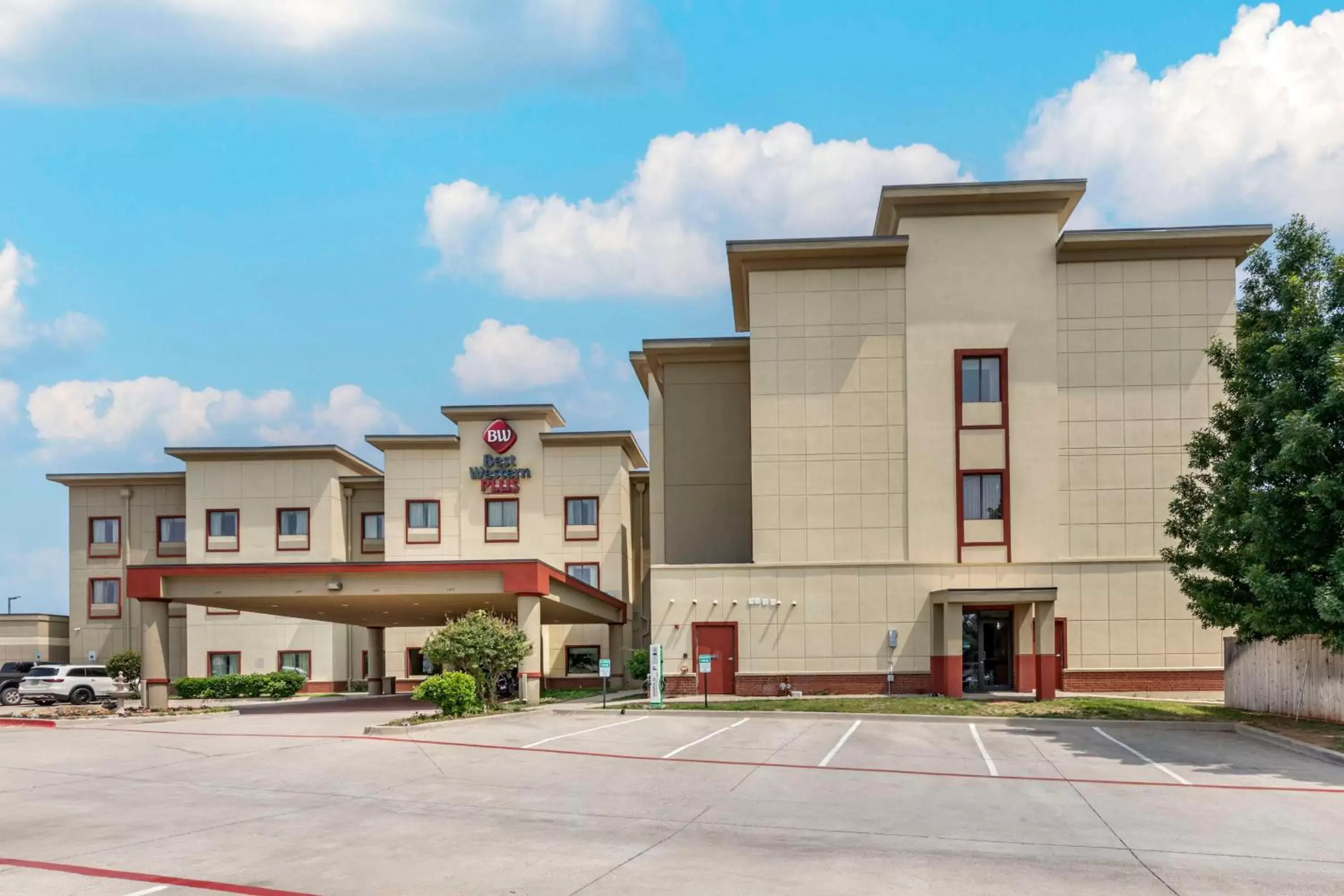 Property Building in Best Western Plus Hotel and Suites Denison