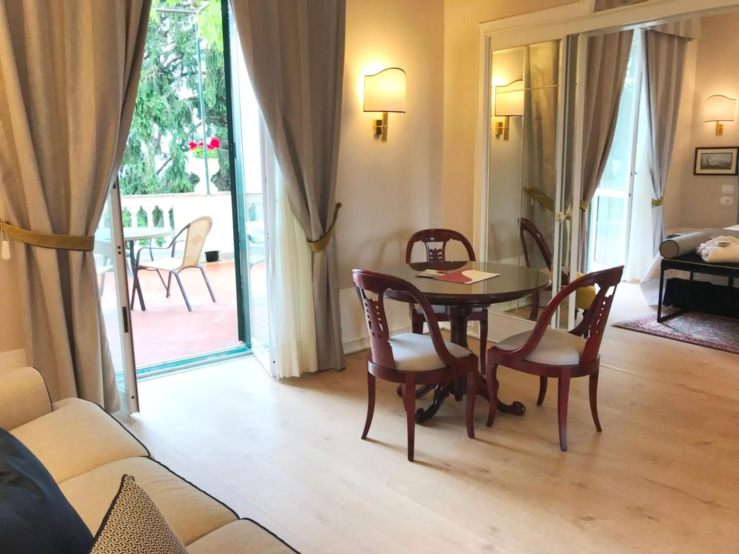 Photo of the whole room, Dining Area in Hotel Scapolatiello