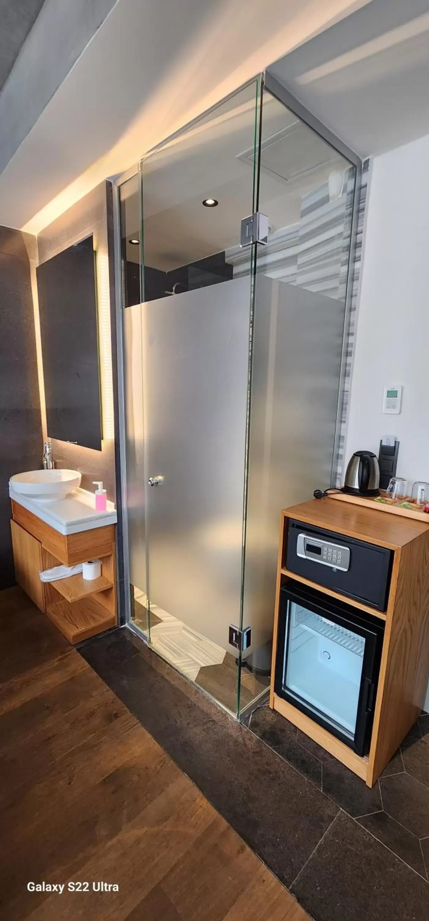 Shower, Bathroom in Aleksandr Pera Hotel