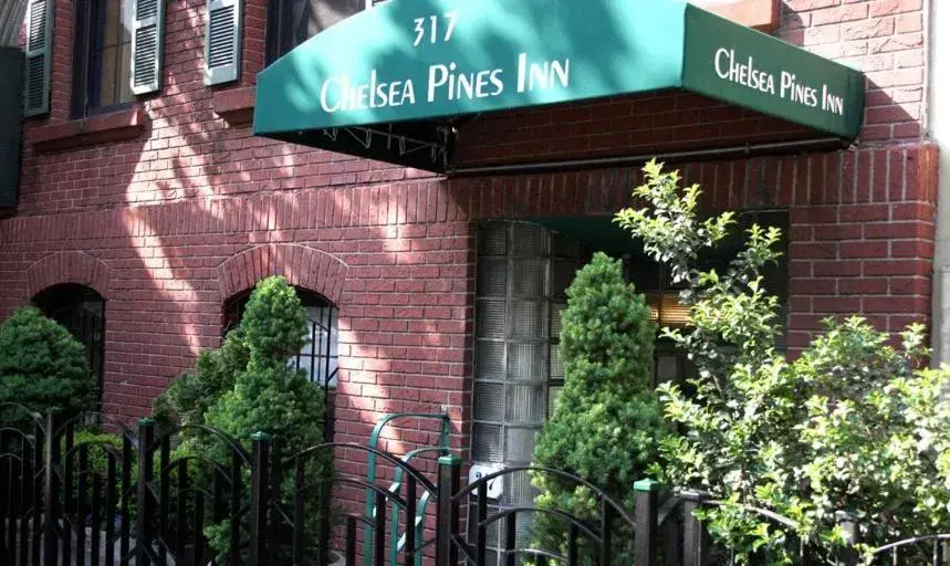 Facade/entrance in Chelsea Pines Inn