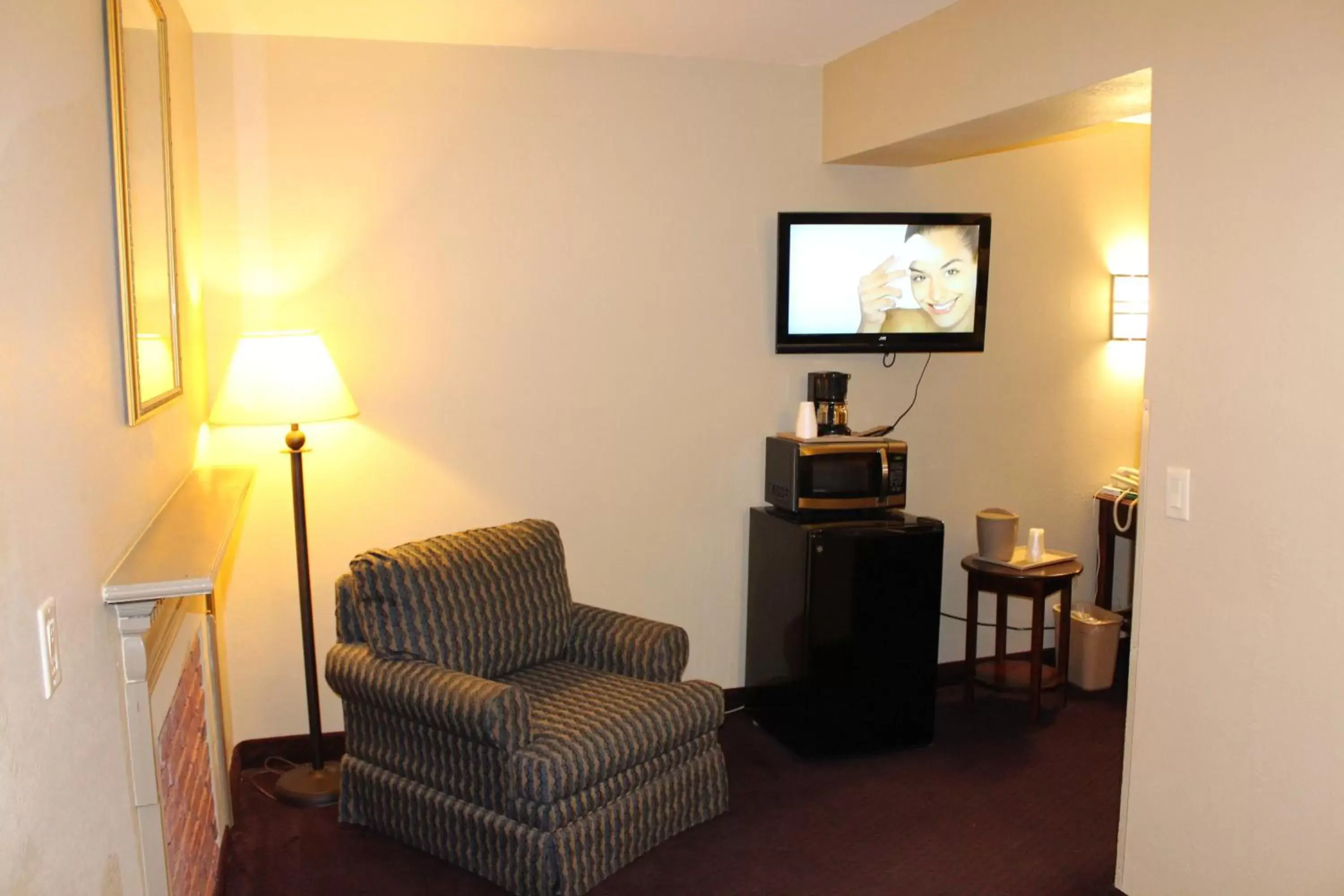 Seating area, TV/Entertainment Center in Travel Inn & Suites Flemington