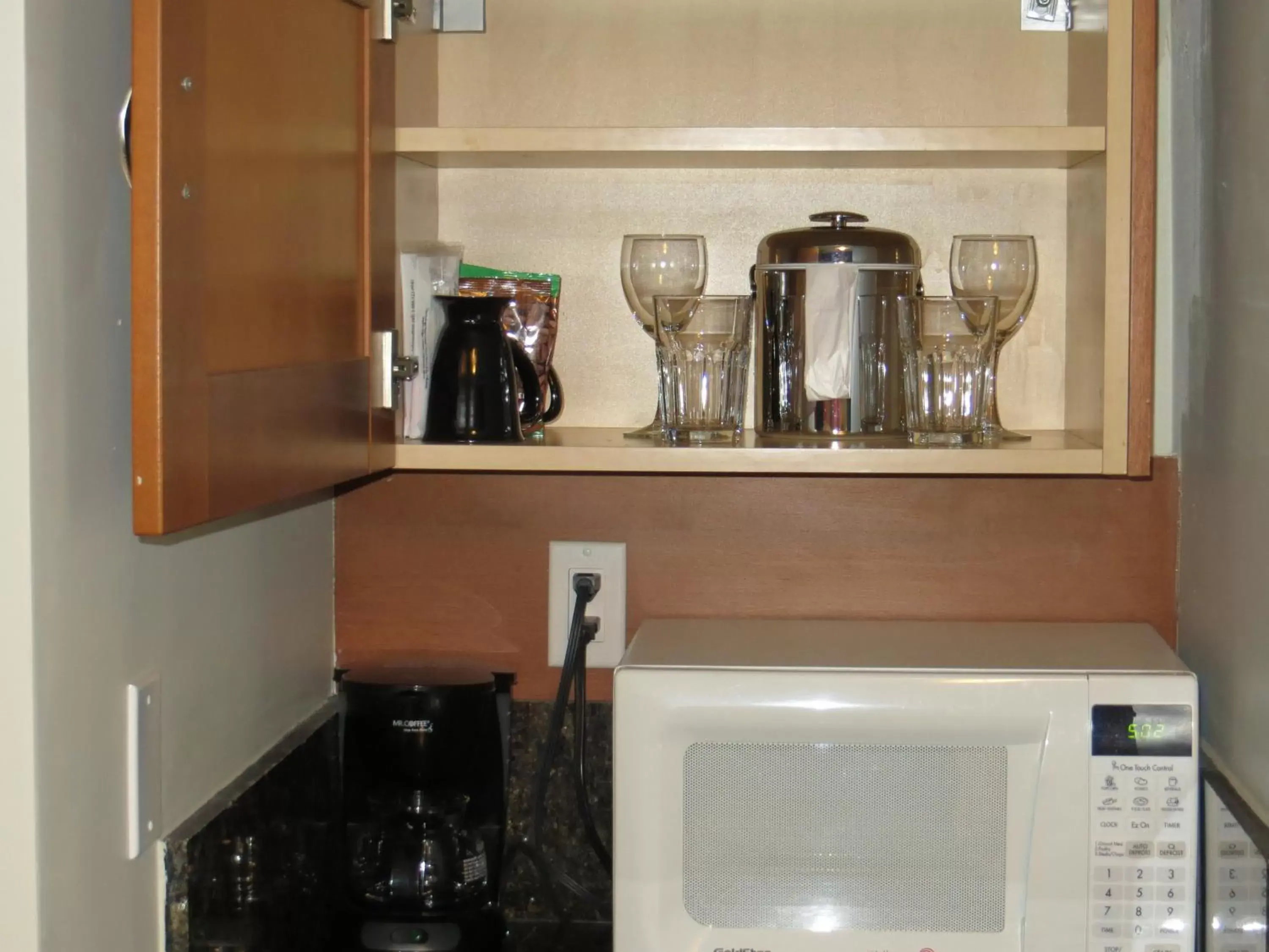 Coffee/tea facilities, Kitchen/Kitchenette in 7 Springs Inn & Suites