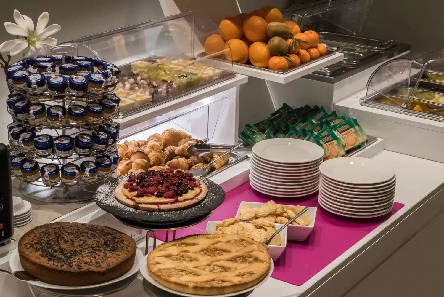 Buffet breakfast in 8Piuhotel