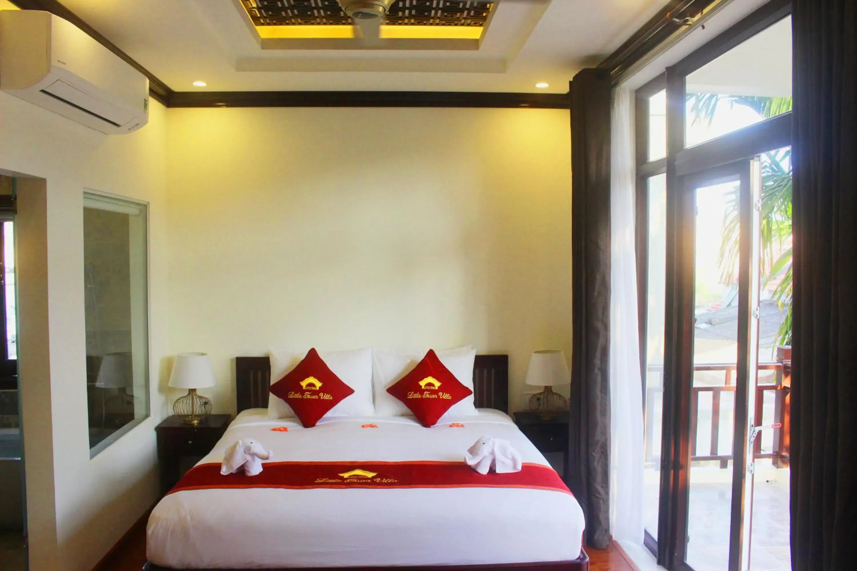 Shower, Bed in Little Town Villa Hoi An