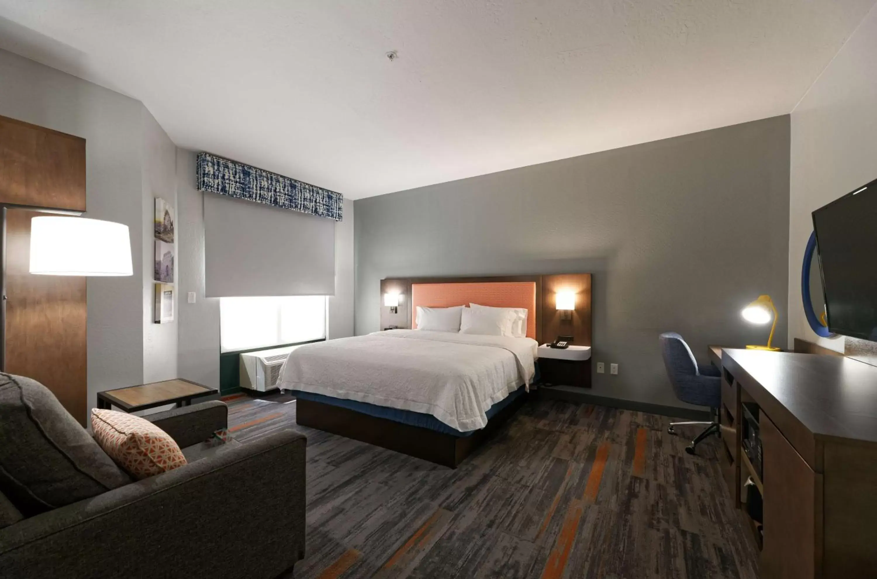 Bed in Hampton Inn & Suites Phoenix-Goodyear