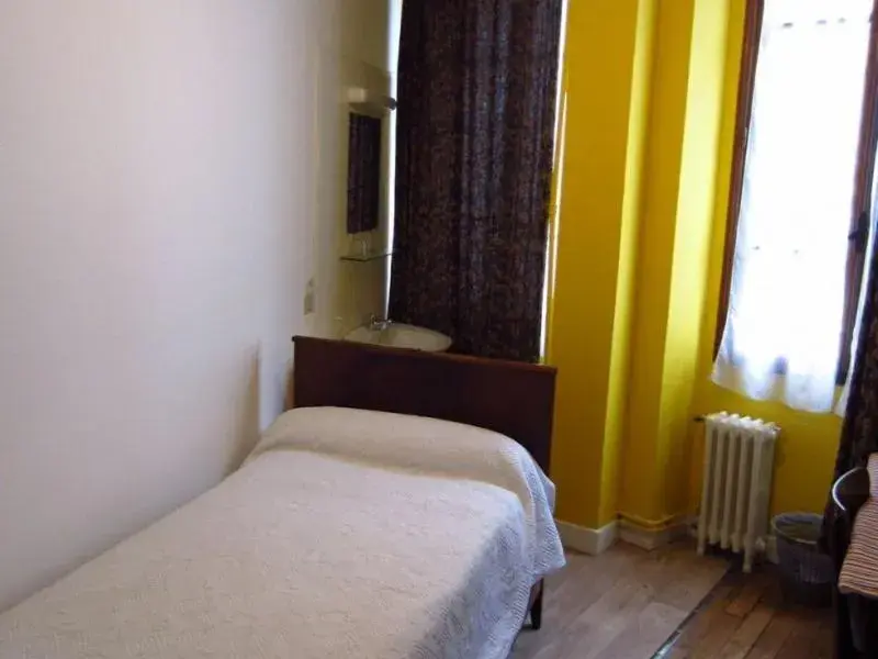 Bedroom, Bed in Hotel d'Orléans Paris Gare de l'Est